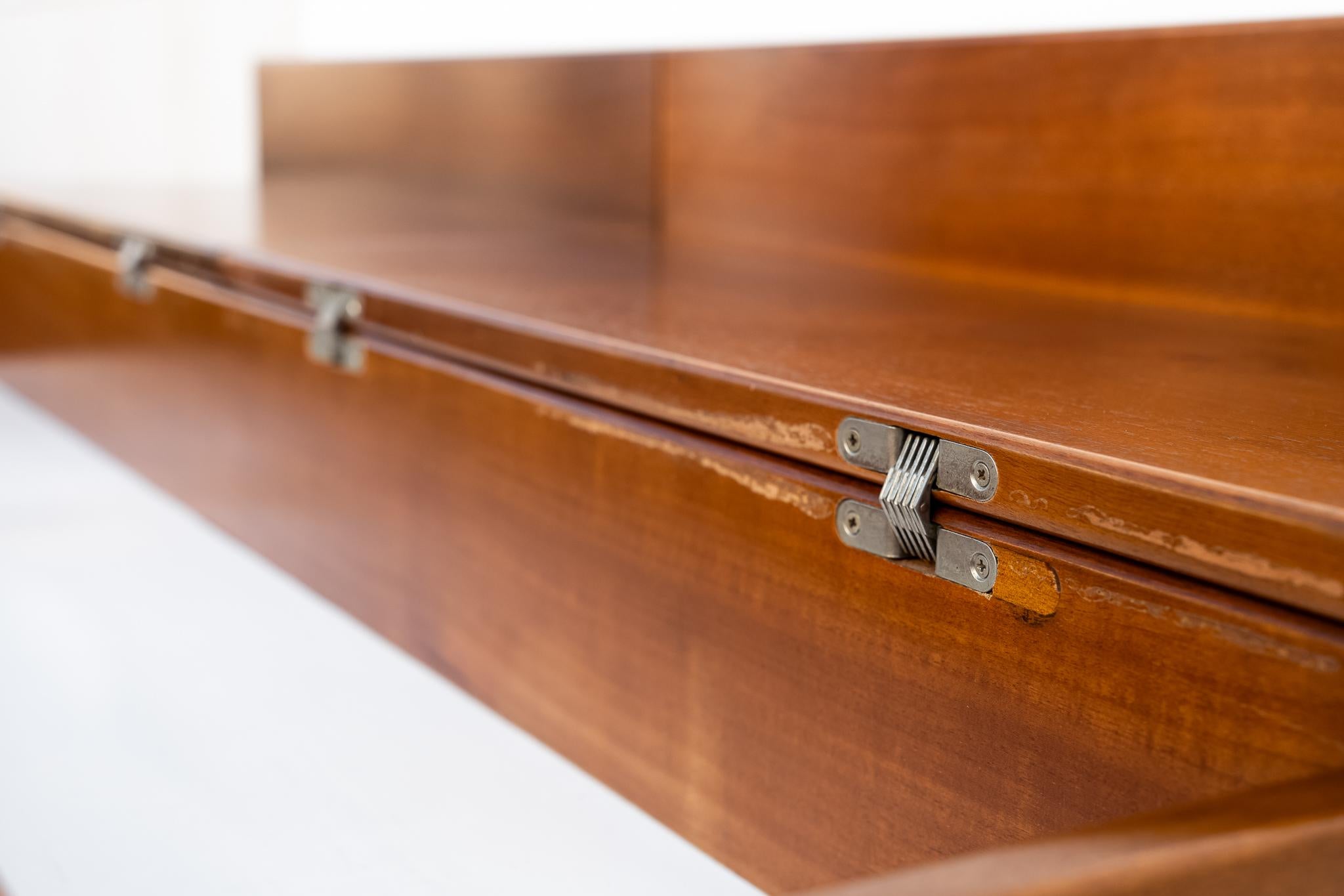 Placage Table basse en noyer avec compartiment par Giovanni Michelucci, 1970 en vente