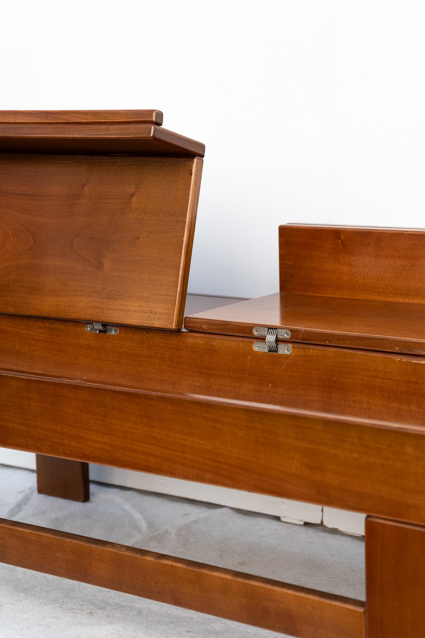 Late 20th Century Table basse en noyer avec compartiment par Giovanni Michelucci, 1970 en vente