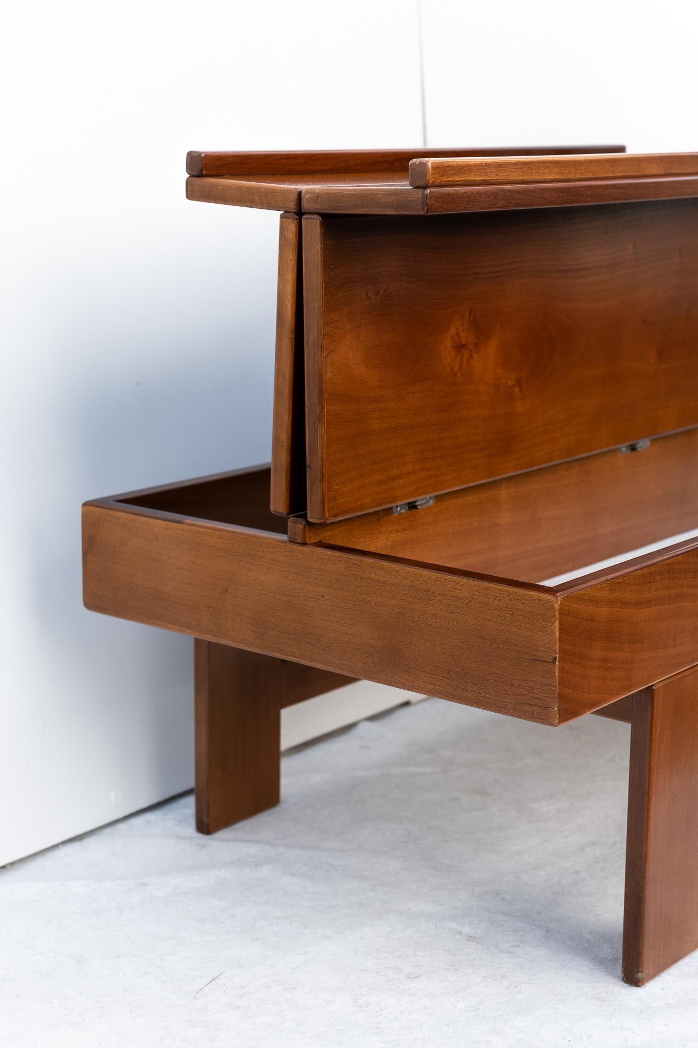 Bois Table basse en noyer avec compartiment par Giovanni Michelucci, 1970 en vente