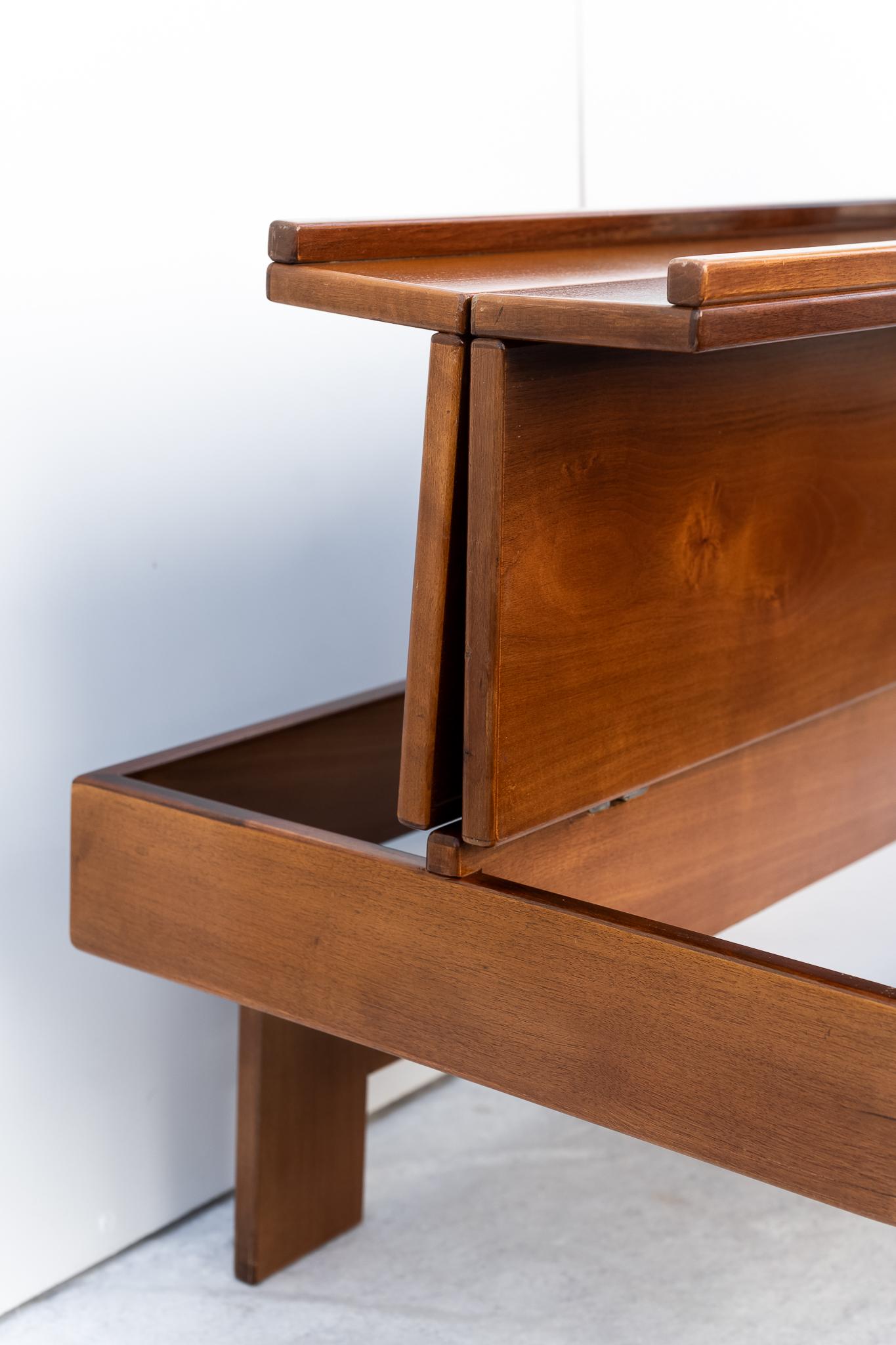 Table basse en noyer avec compartiment par Giovanni Michelucci, 1970 en vente 1