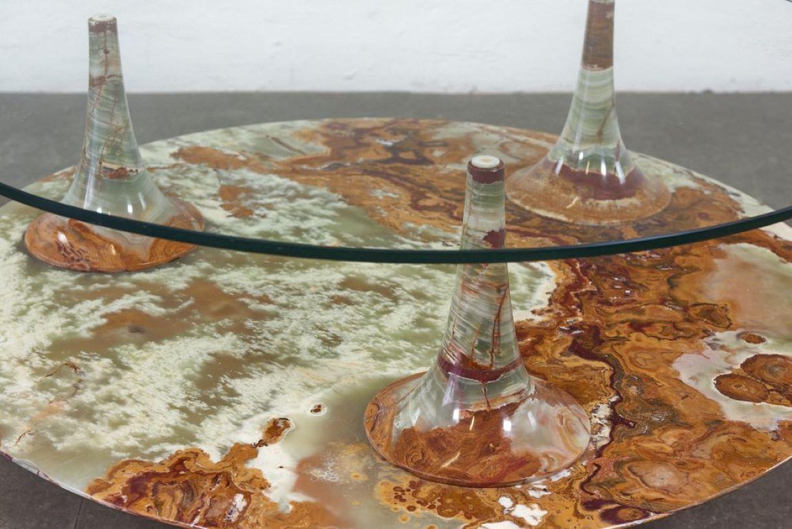 This item is a coffee table never seen before in the market, even experts in the field have never seen anything like this.
What makes it unique is both its shape, which is very modern for a product dating back to the 1960s, and the legs and glass