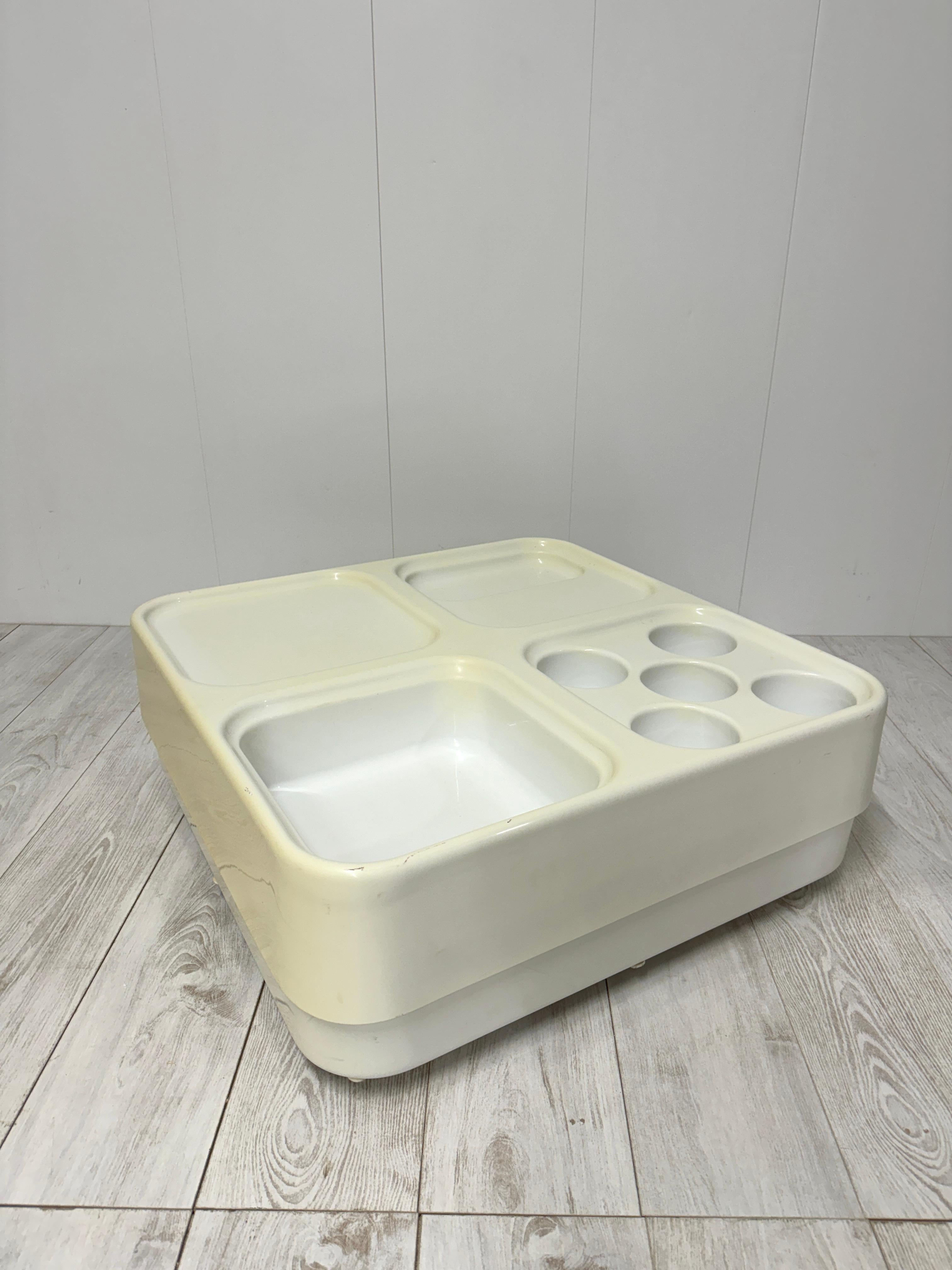 Plastic coffee table, Italy, 1970s For Sale 7