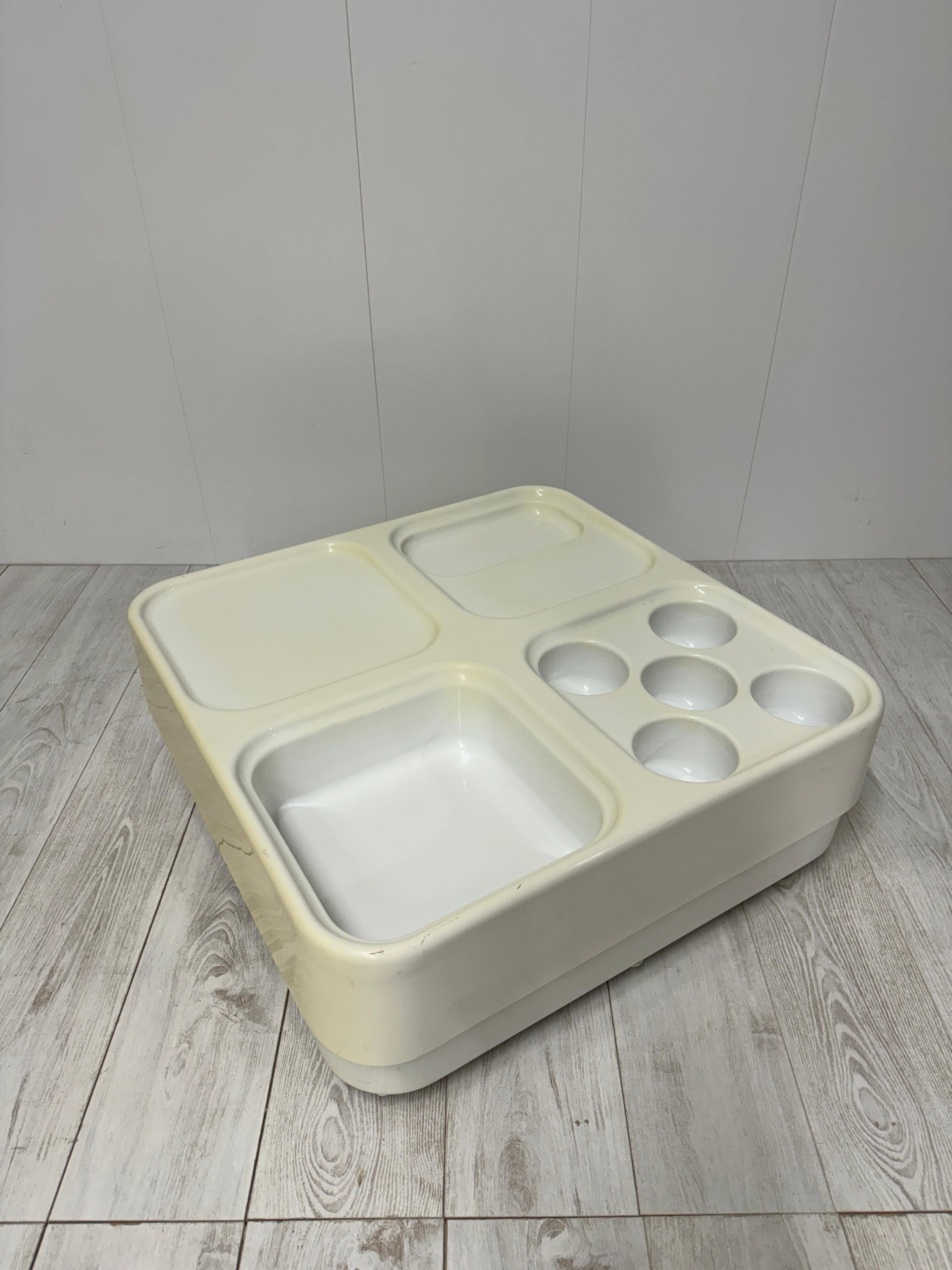 Plastic coffee table, Italy, 1970s For Sale 8