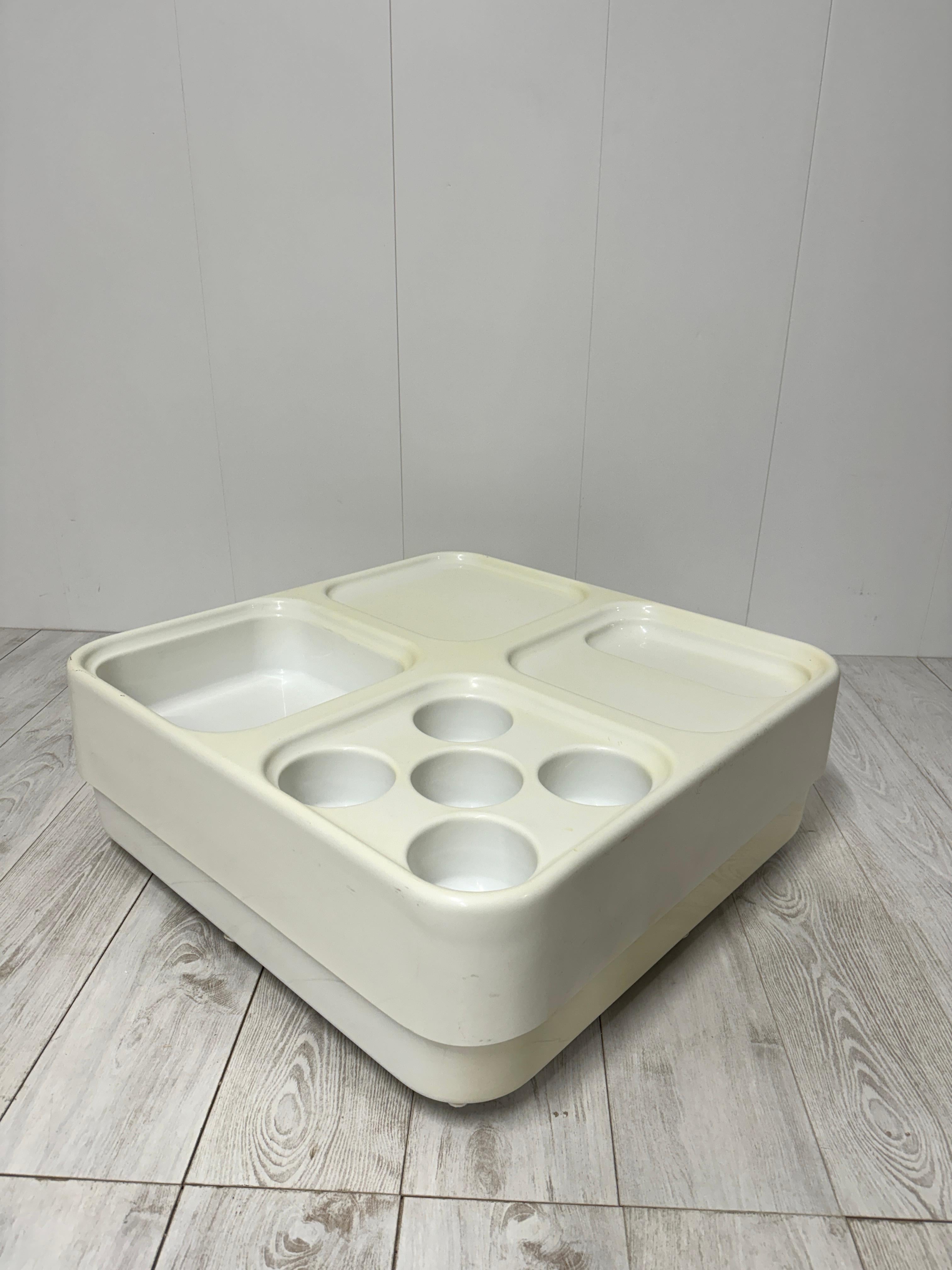 Plastic coffee table, Italy, 1970s For Sale 9