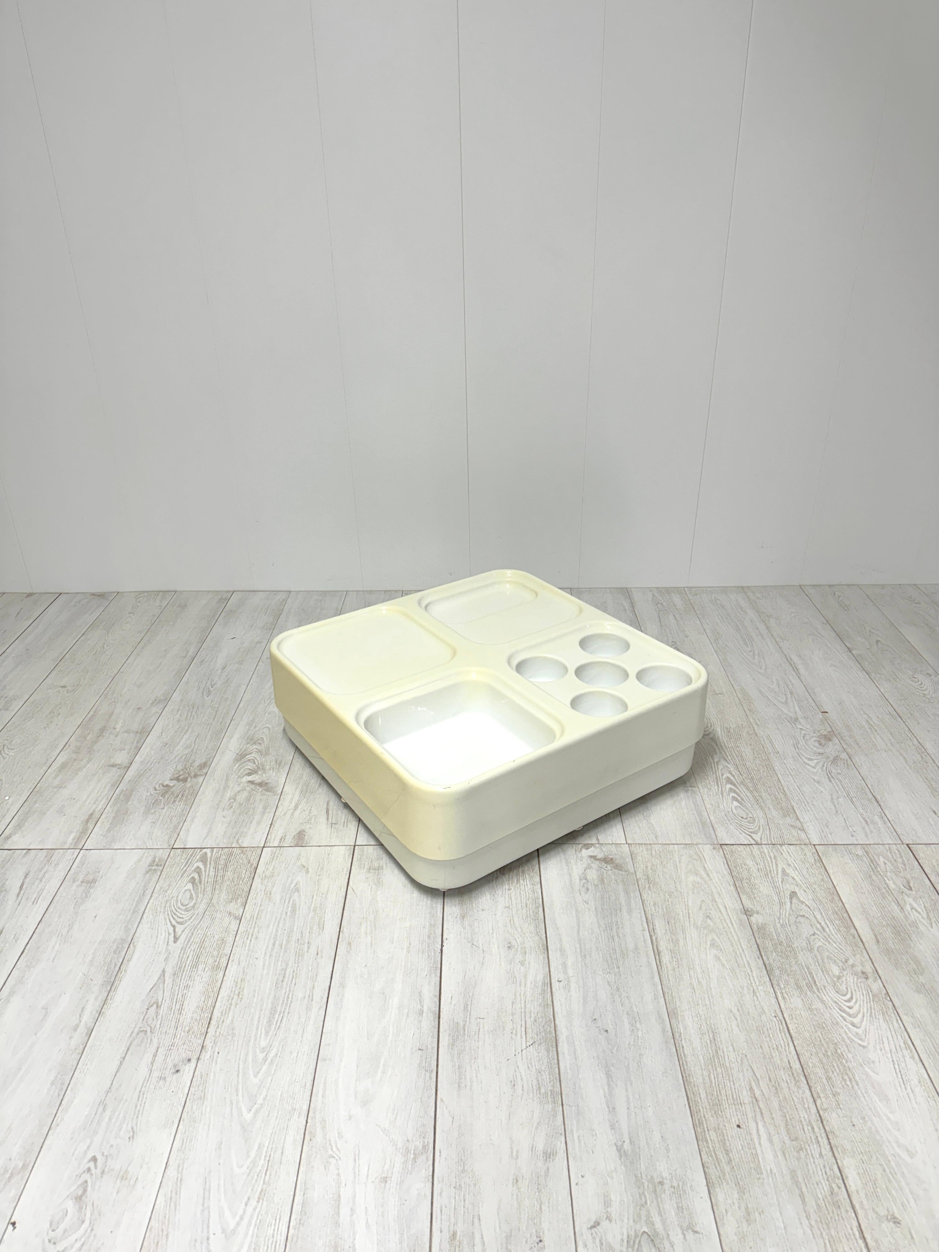 Particular container table made of plastic material, produced in Italy in the 1970s
Equipped with wheels for easy movement, it fits well in a modern setting. Useful as a center table and as a storage table