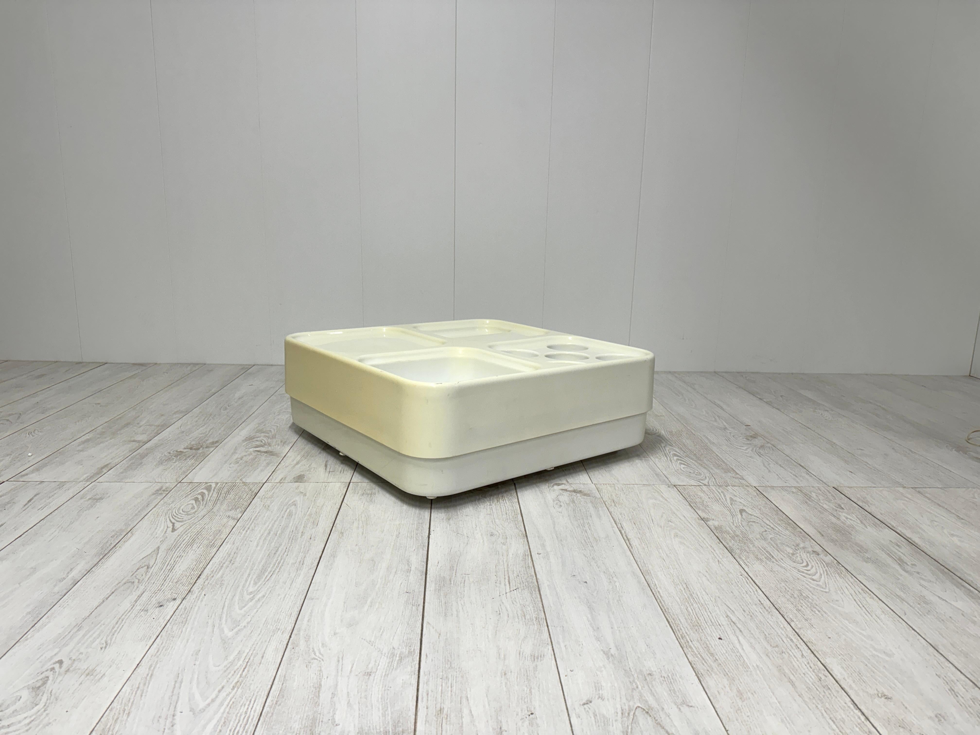 Plastic coffee table, Italy, 1970s In Fair Condition For Sale In Rivoli, IT