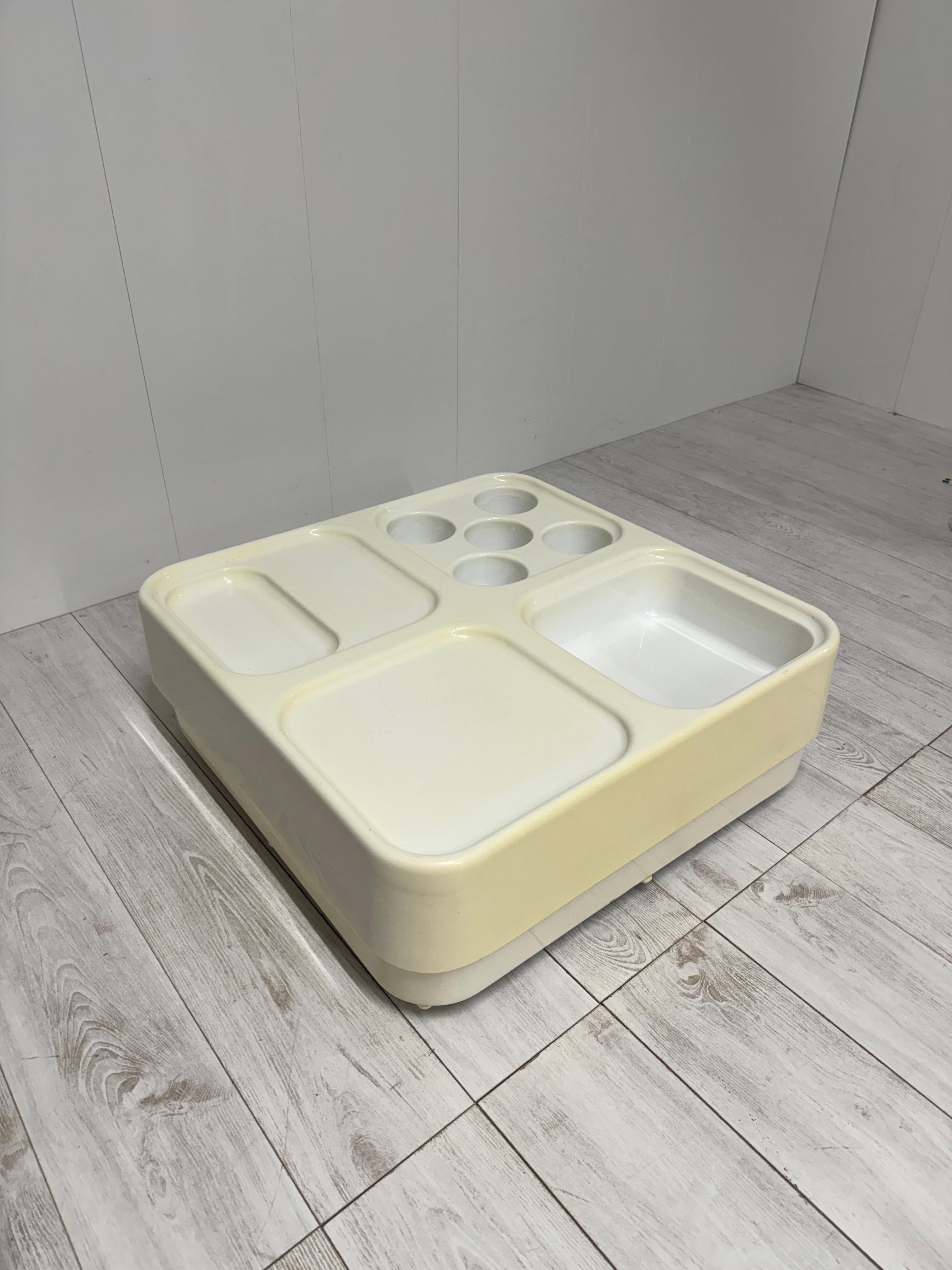 Plastic coffee table, Italy, 1970s For Sale 1
