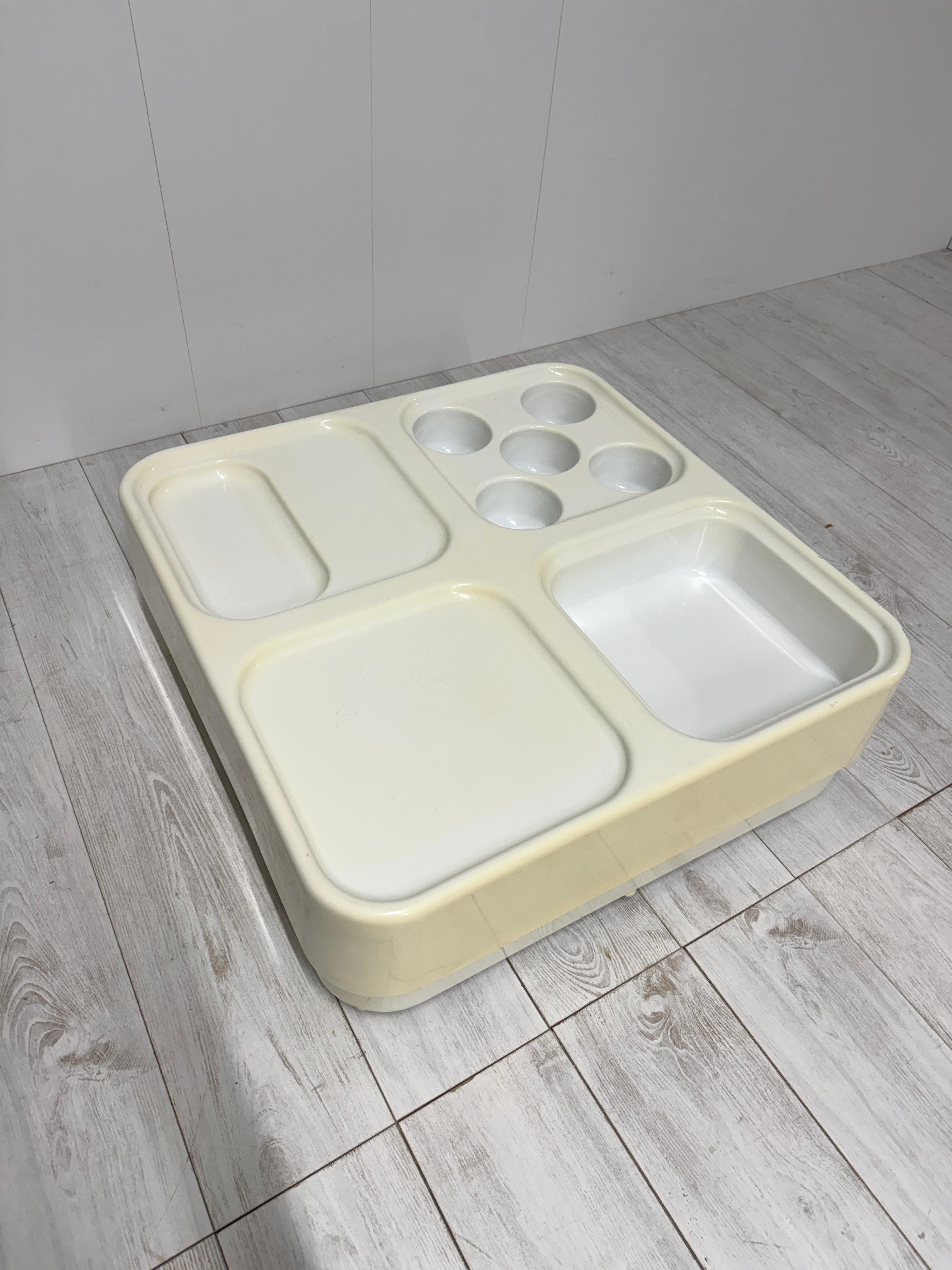 Plastic coffee table, Italy, 1970s For Sale 3