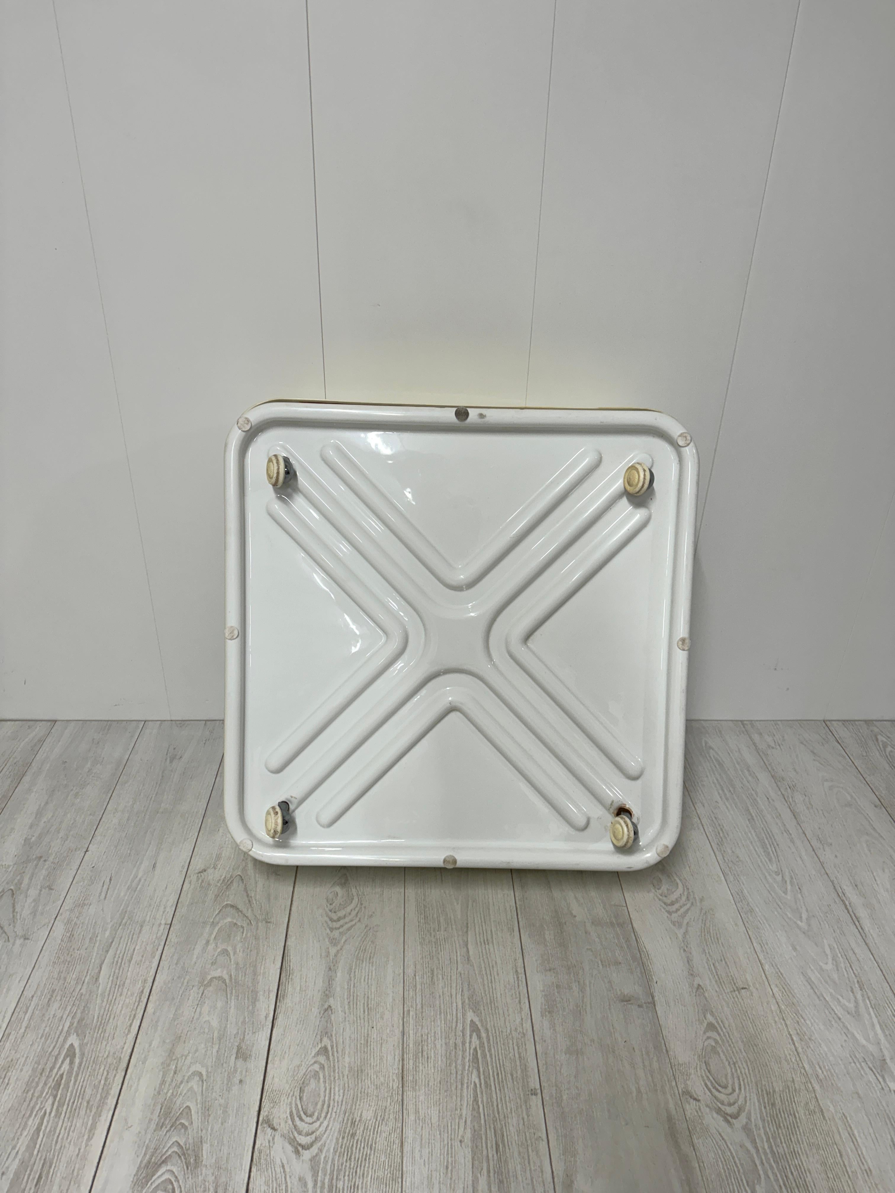 Plastic coffee table, Italy, 1970s For Sale 4