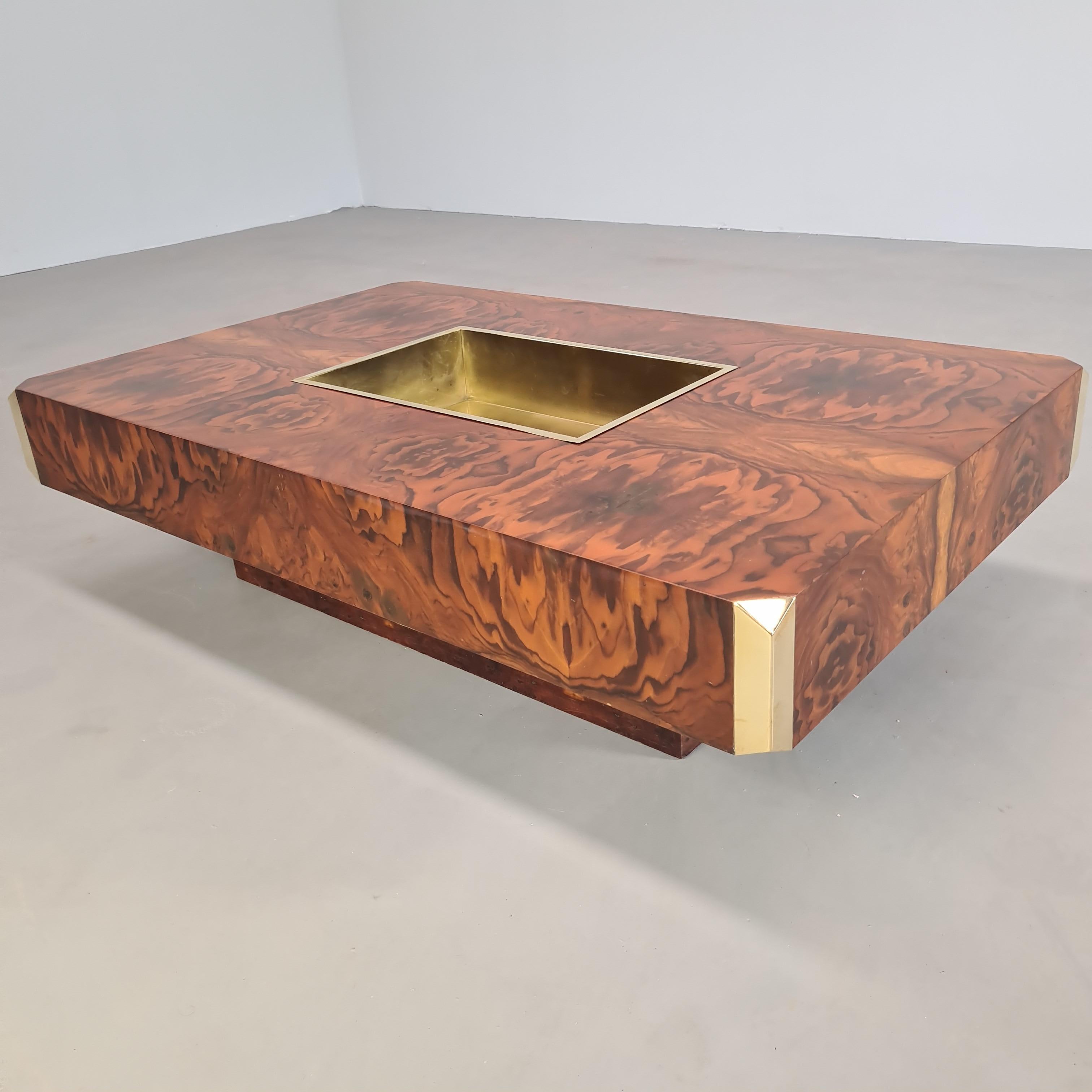 Coffee Table in radica con vano bar e angolari in ottone, disegnato negli anni 70 da Willy Rizzo per Mario Sabot. Il tavolino si presenta in ottime condizioni con lievissimi segni d'uso difficilmente visibili.