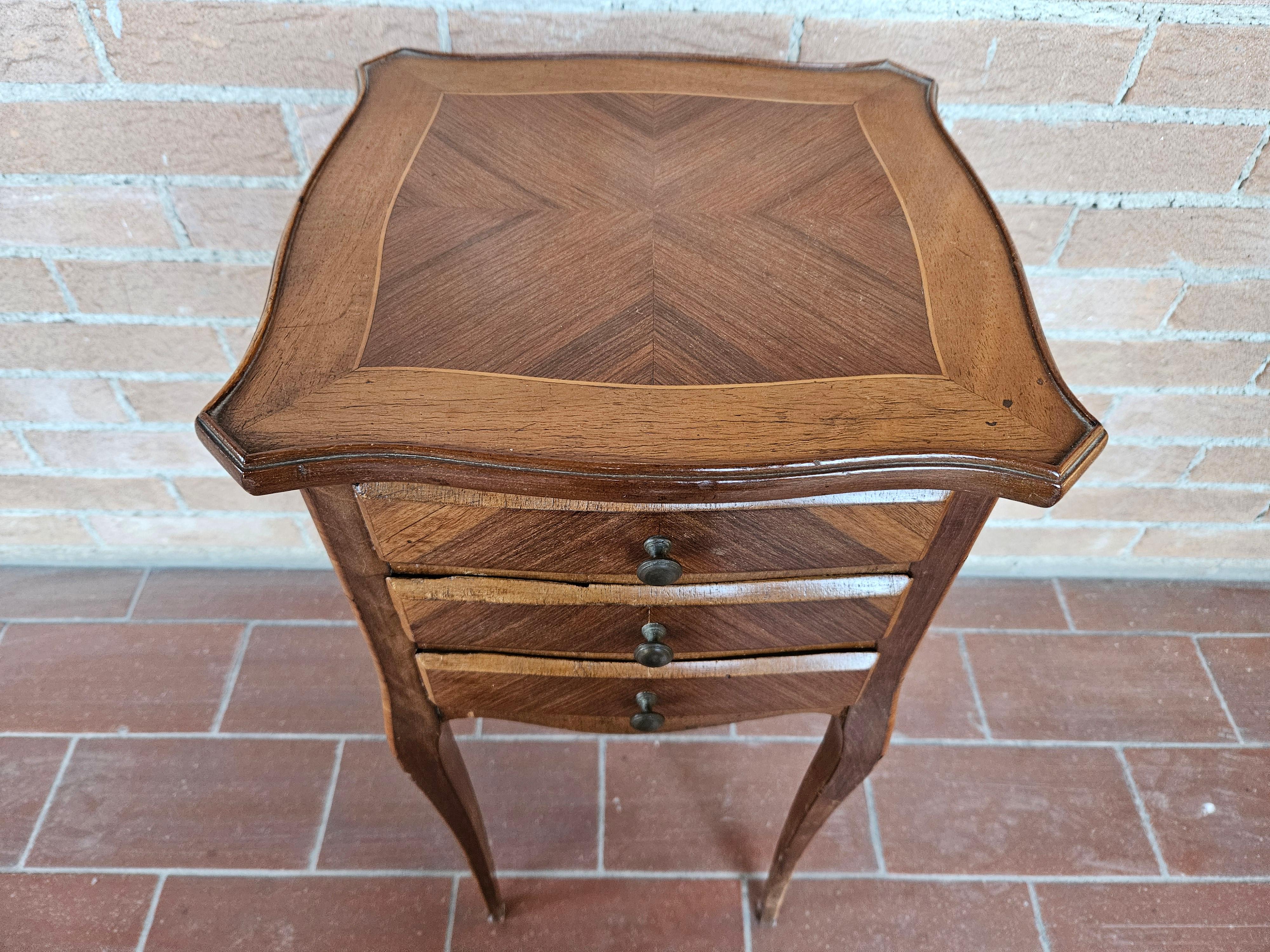 Small and elegant neoclassical-style entry table or bedside table with three small drawers.

Barbed walnut frame.

Normal signs of wear due to age and use.

