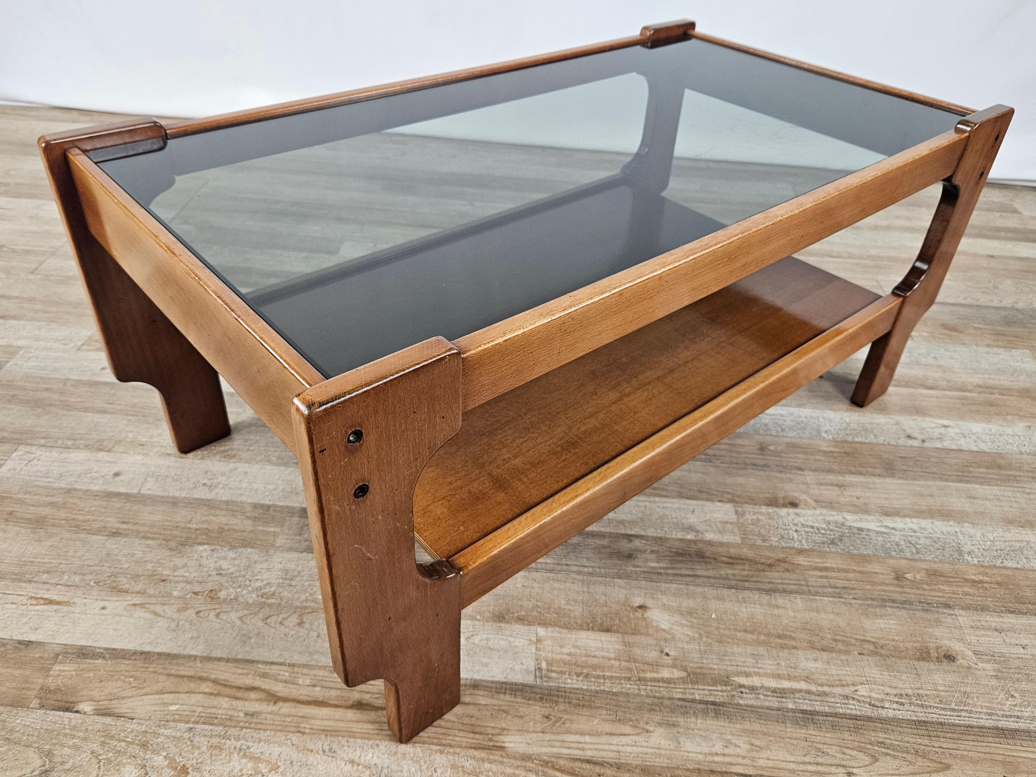 Late 20th Century Table basse en teck avec plateau en verre fumé en vente