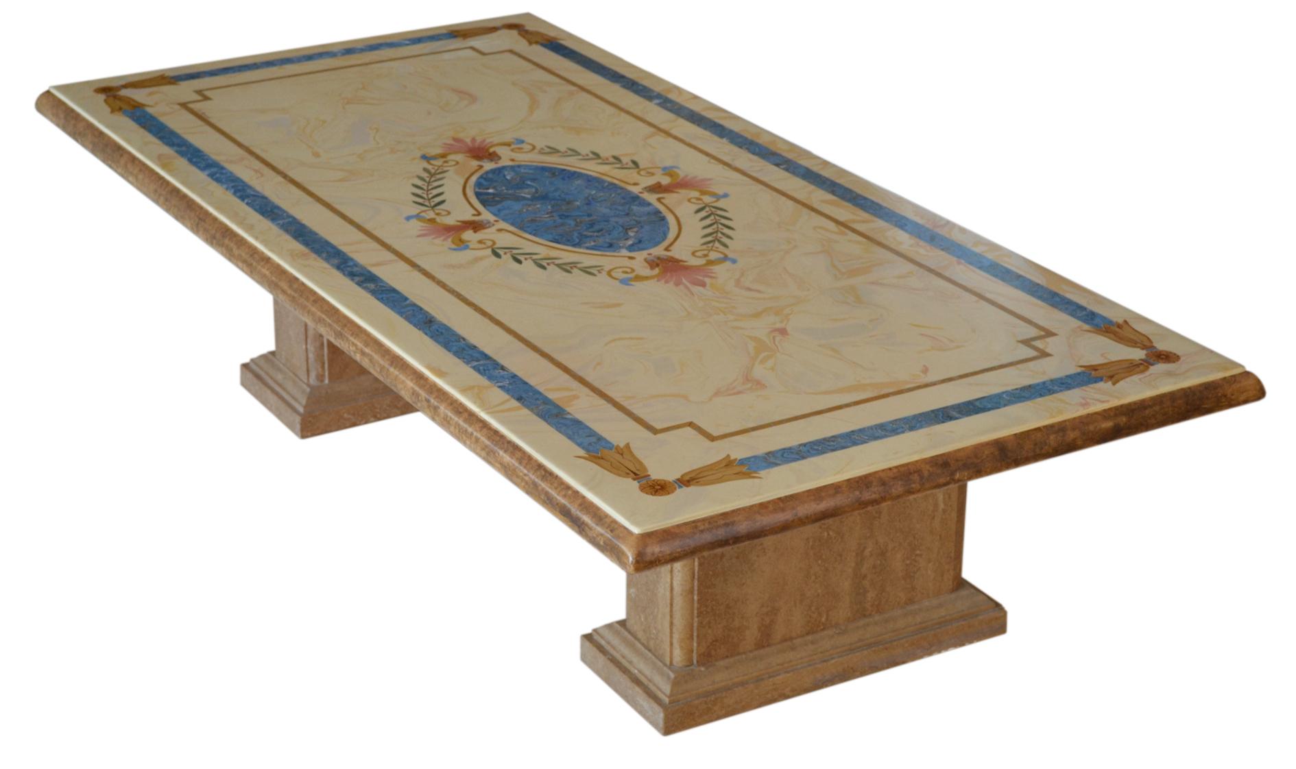 Table basse  salon avec décoration de style empire aux couleurs nuancées et vibrantes, élégamment juxtaposées .
Le plan  est réalisée selon la technique artistique de la marqueterie de scagliola, qui remonte au XVIIe siècle, et repose sur deux