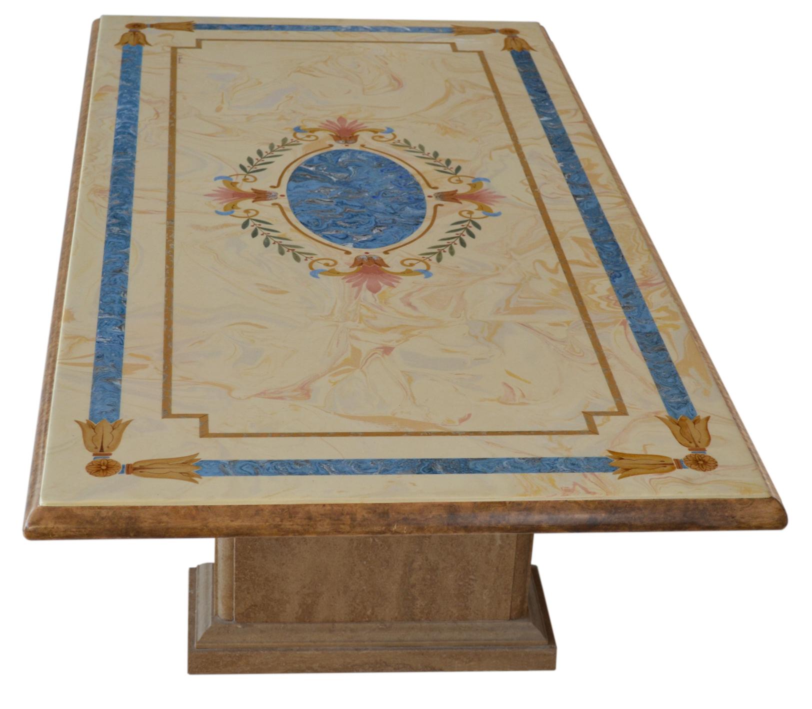 Empire Table basse en travertin, incrustations polychromes de Scagliola, Fait main en Italie en vente