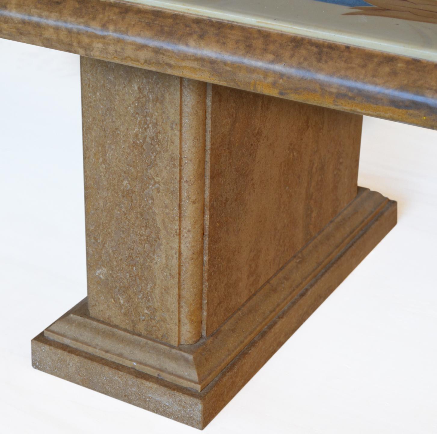 Travertin Table basse en travertin, incrustations polychromes de Scagliola, Fait main en Italie en vente