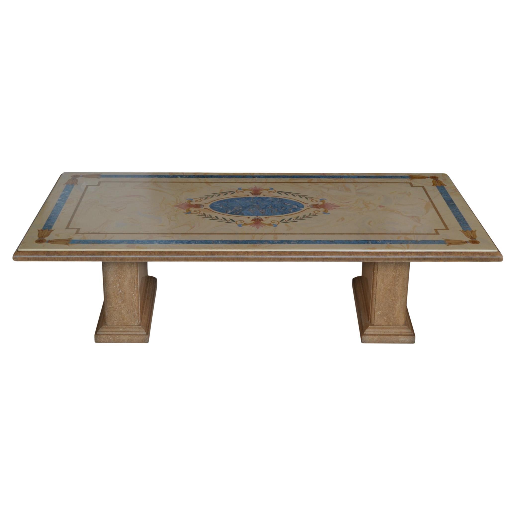 Table basse en travertin, incrustations polychromes de Scagliola, Fait main en Italie en vente