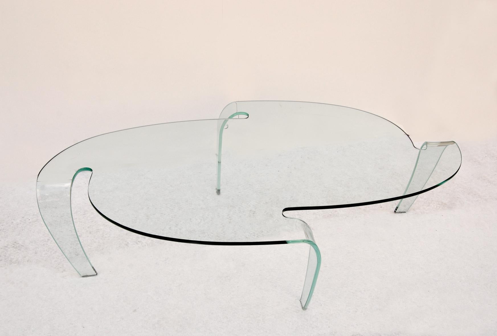 Couchtisch aus Glas, FIAM zugeschrieben, hergestellt in Italien, 1980er Jahre. 
Großer Couchtisch aus Glas, FIAM Italia zugeschrieben, aus 12 mm dickem Klarglas höchster Qualität. 
Der Preis für den Versand ist für das italienische Staatsgebiet, für