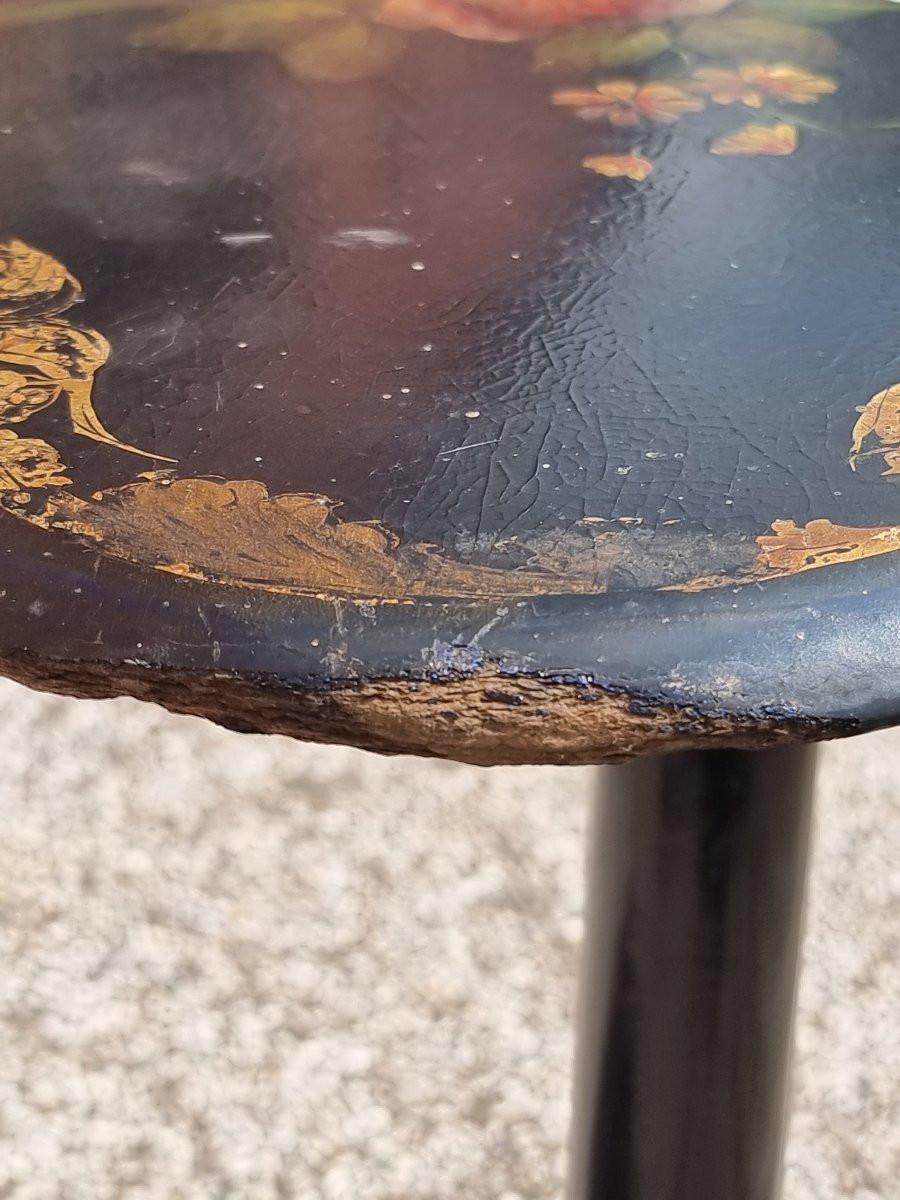 Delizioso tavolino inglese a vela risalente alla fine del XIX secolo, realizzato in legno e cartapesta, con struttura tornita e piano sagomato di grande eleganza. La superficie è interamente dipinta a mano, ornata da motivi floreali e inserti in