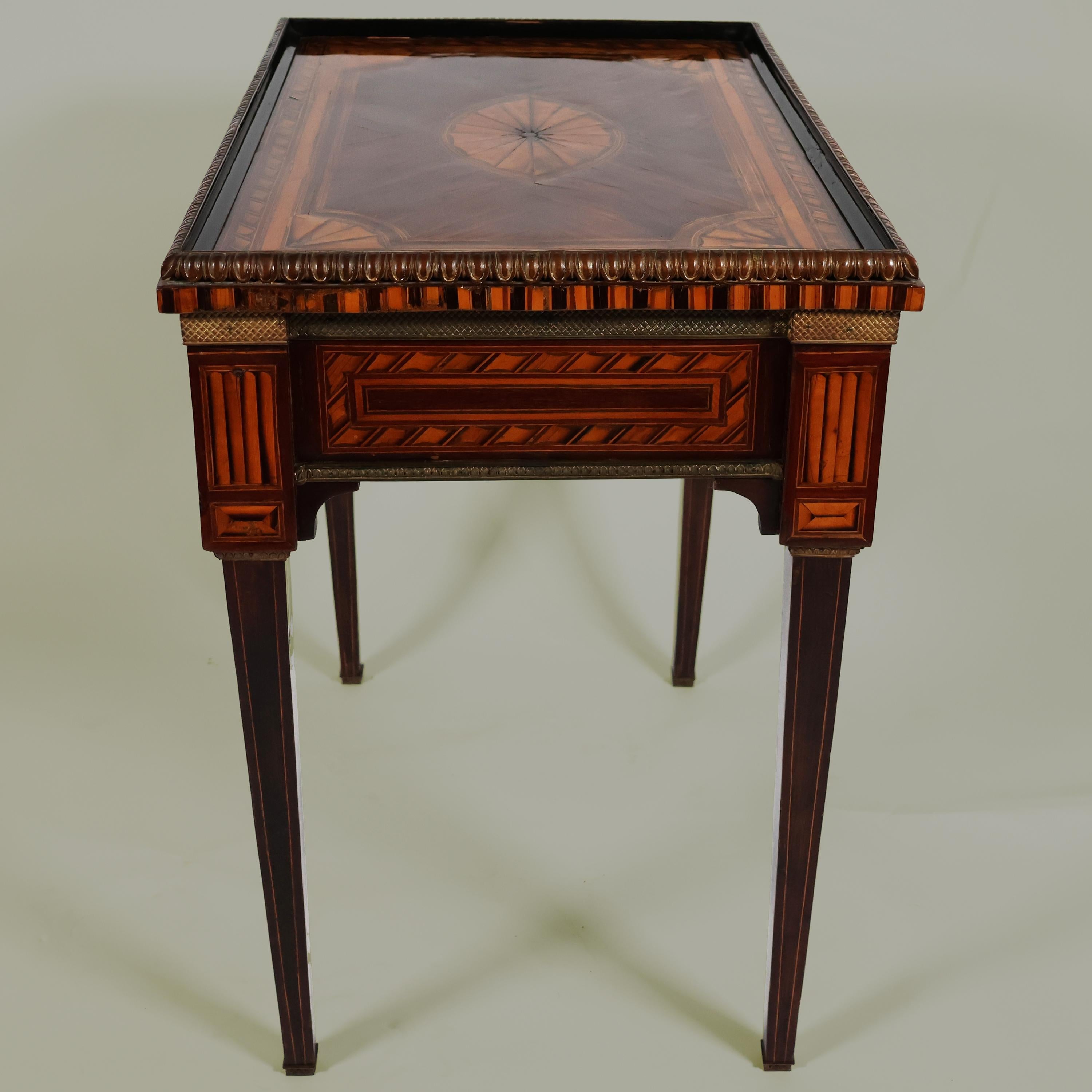 Veneer Small table inlaid in various woods, Sicily, 18th century For Sale