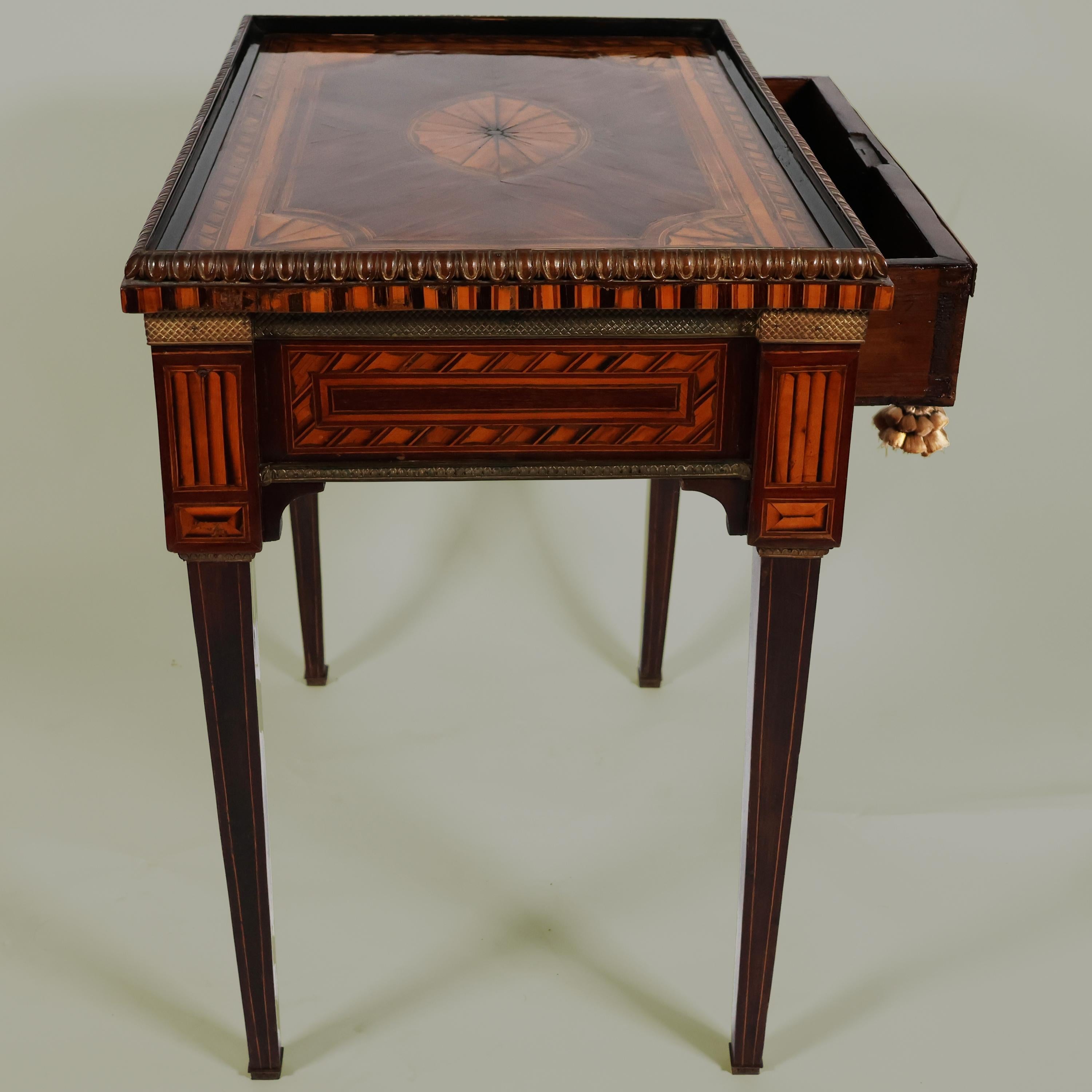 Small table inlaid in various woods, Sicily, 18th century In Good Condition For Sale In Brescia, IT
