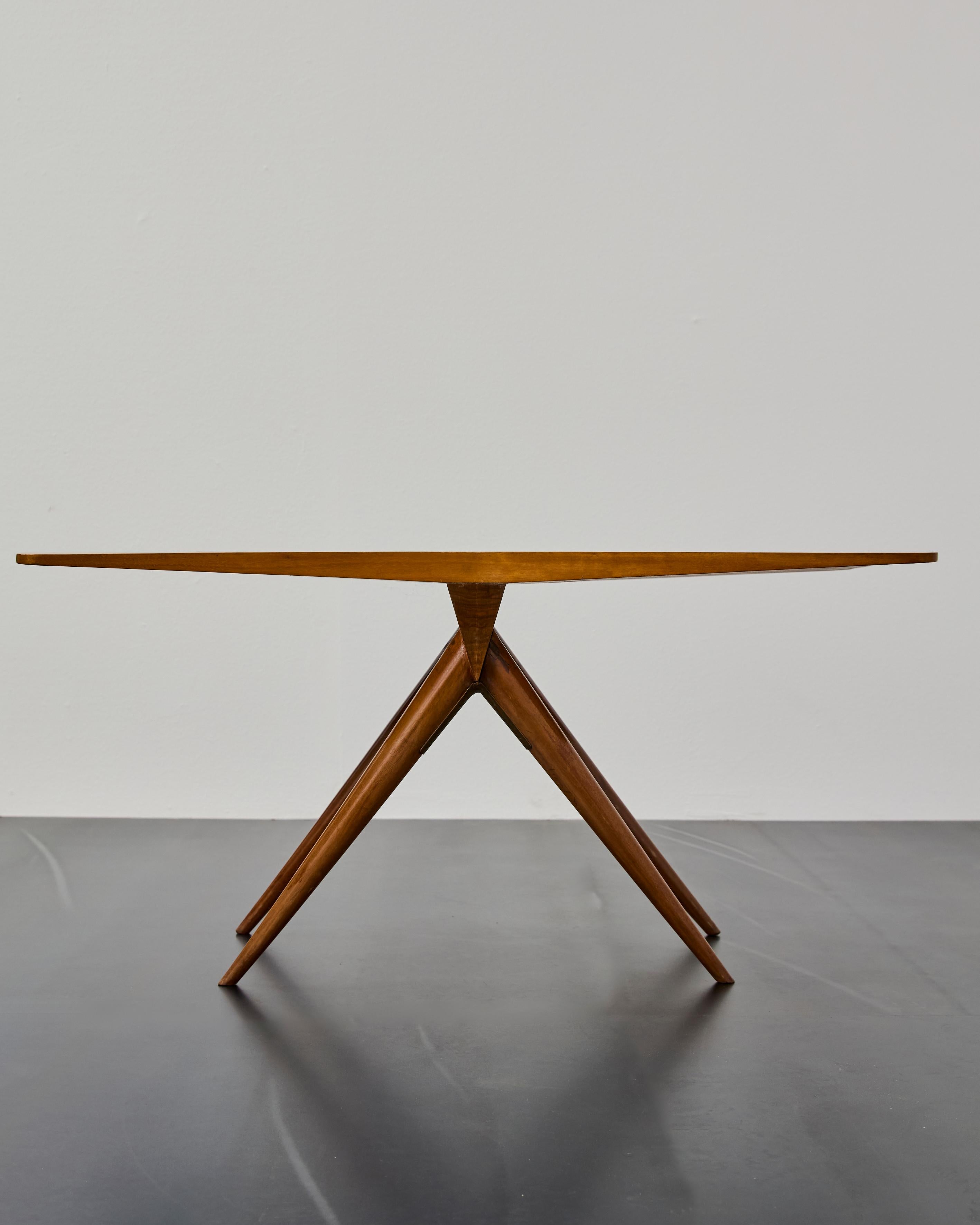Rare et précieuse petite table marquetée en divers bois d'après un dessin de l'architecte Marino Meo avec un motif de papillon, exécutée par l'atelier de Luigi Scremin au début des années 1950, publiée dans la monographie de Scremin et dans son état