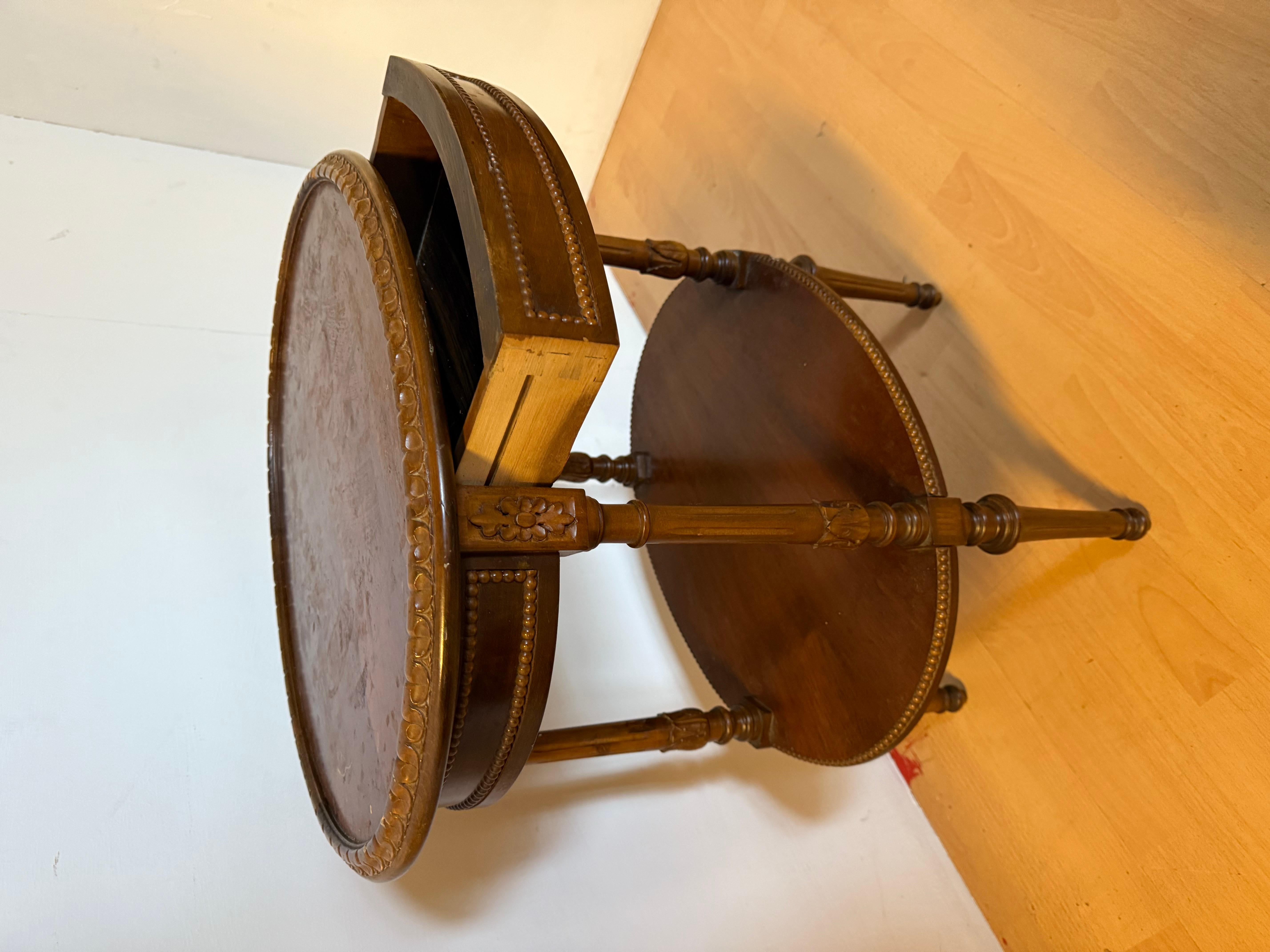 20th Century Table basse italienne en noyer avec cassetino 20e siècle en vente