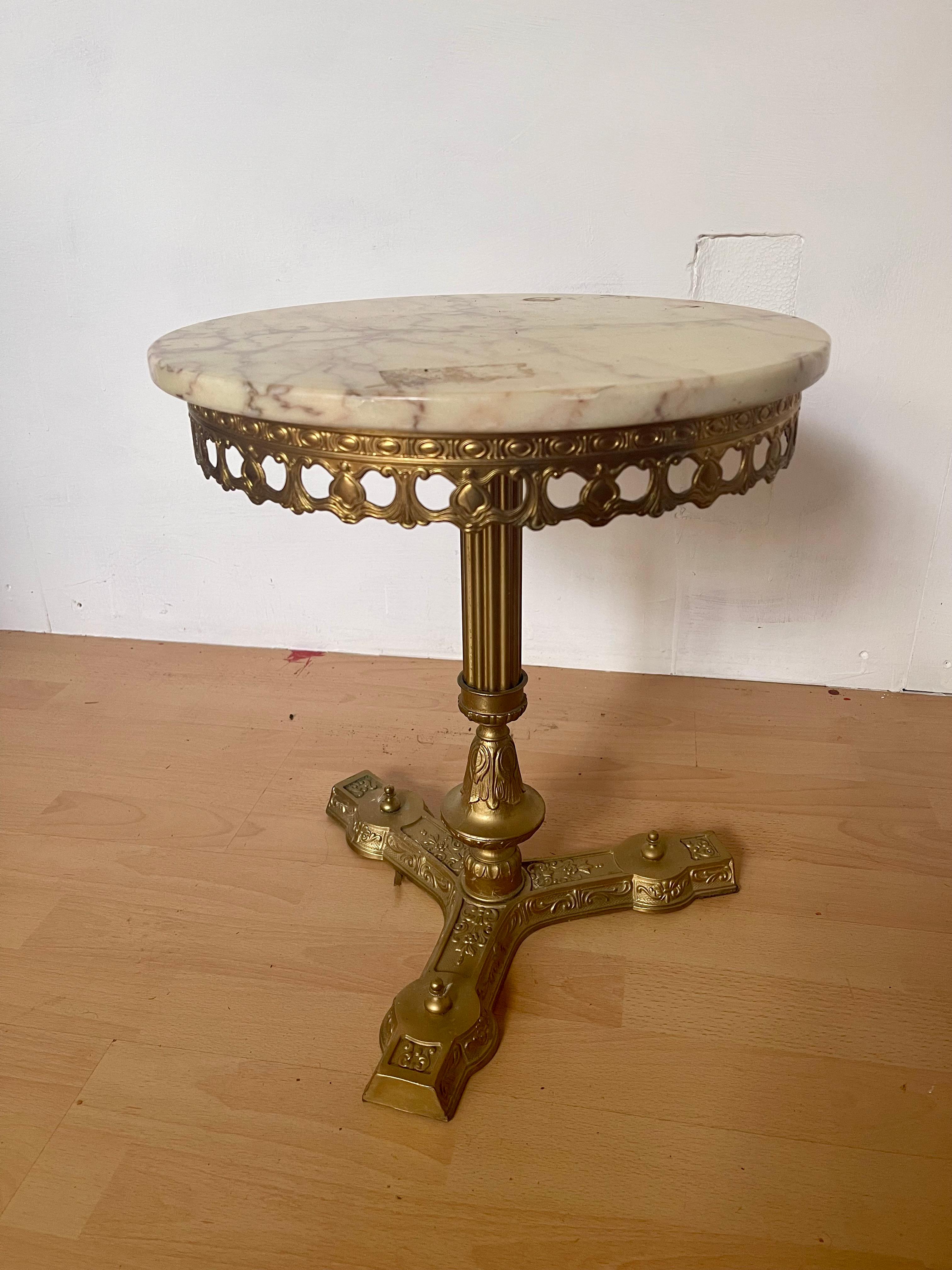 Tavolino italiano in ottone e metallo con piano in marmo anni '60 Otro en venta