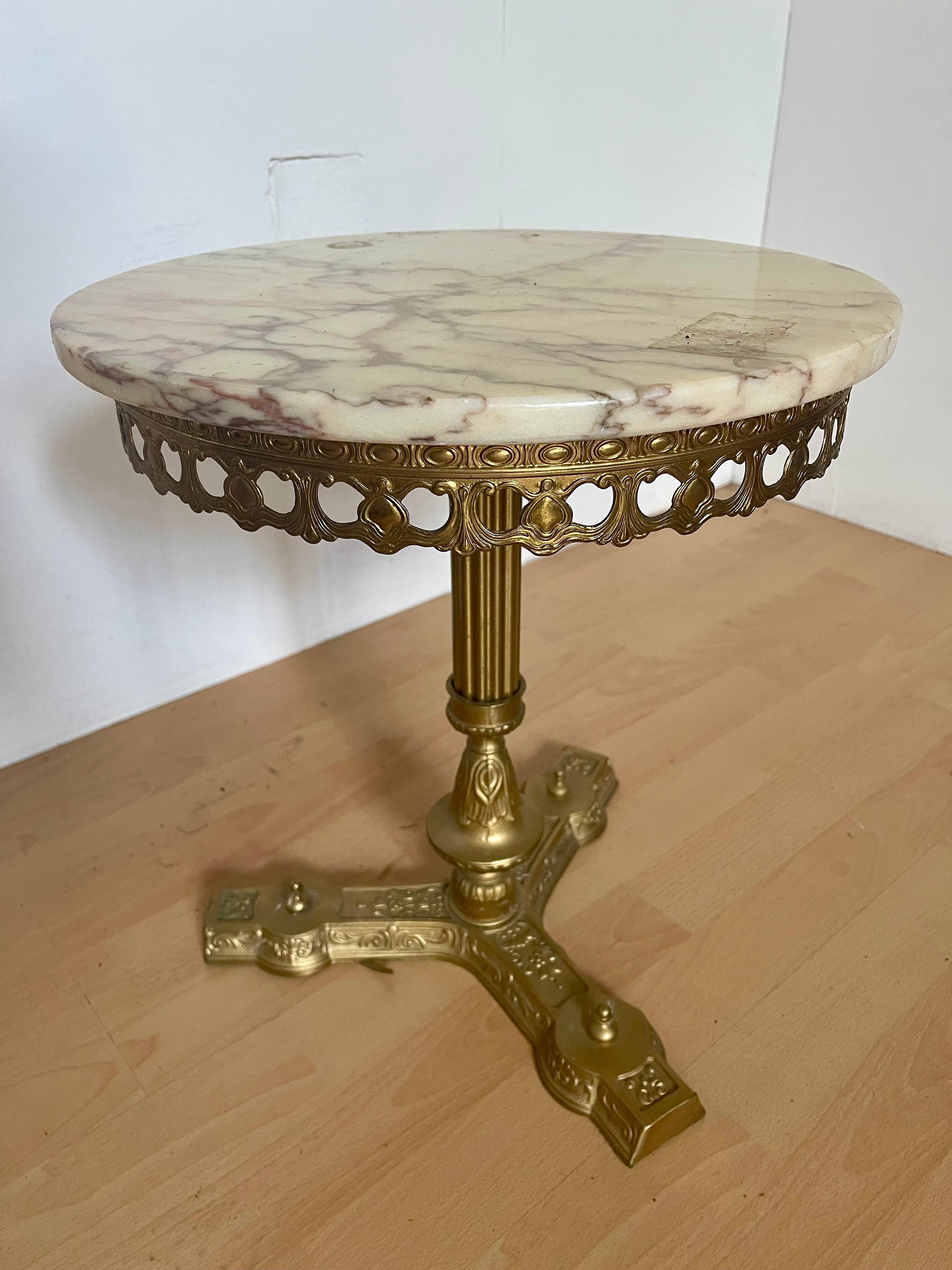 Tavolino italiano in ottone e metallo con piano in marmo anni '60 Italian en venta