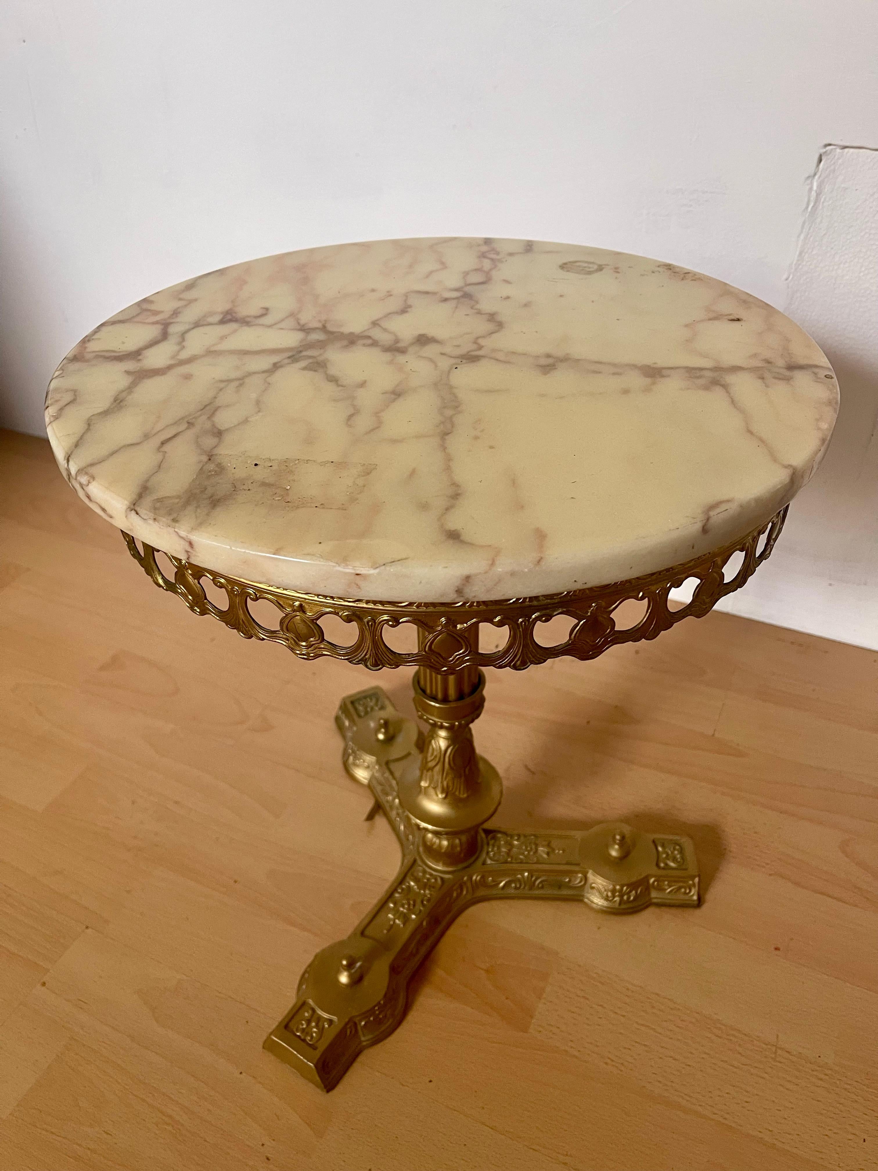 Tavolino italiano in ottone e metallo con piano in marmo anni '60 Hecho a mano en venta