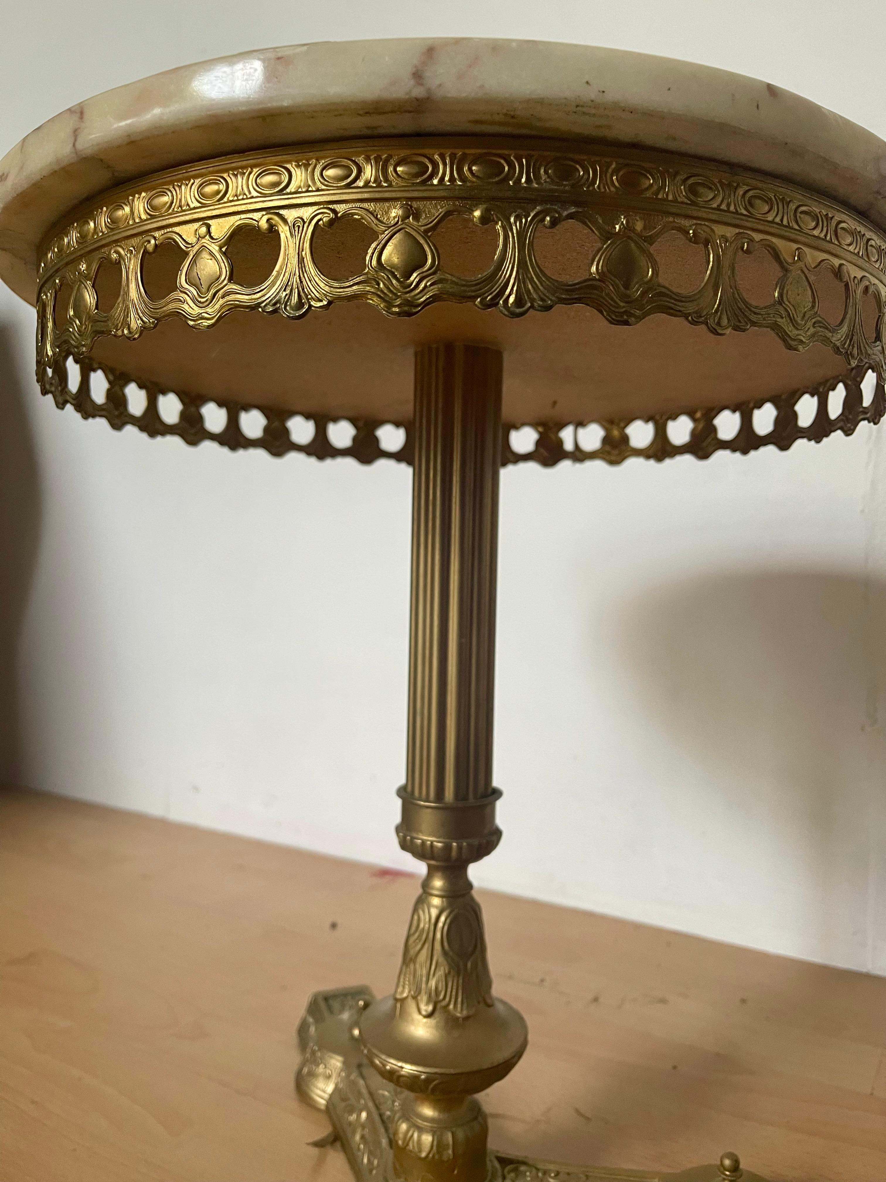 Tavolino italiano in ottone e metallo con piano in marmo anni '60 en Excelente estado para la venta en Cantù, IT