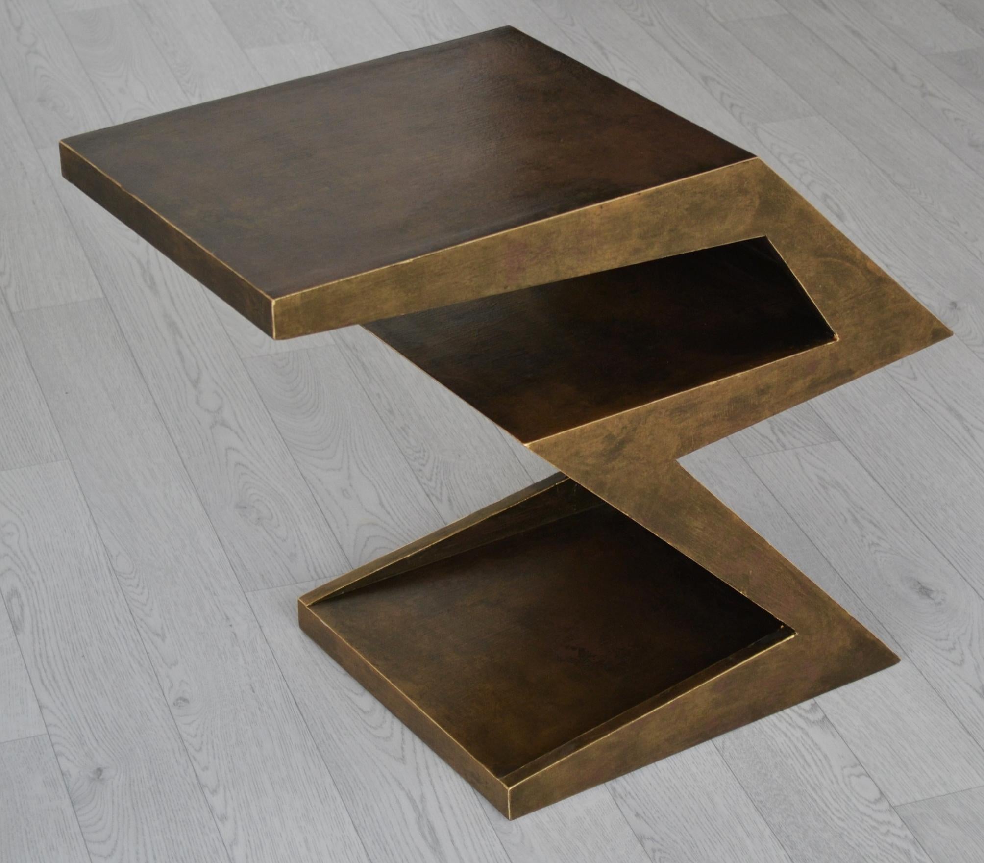 Tavolino Laterale  Legno Finitura Metallo Bronzo Riflessi  Dorati  Disponibile.

