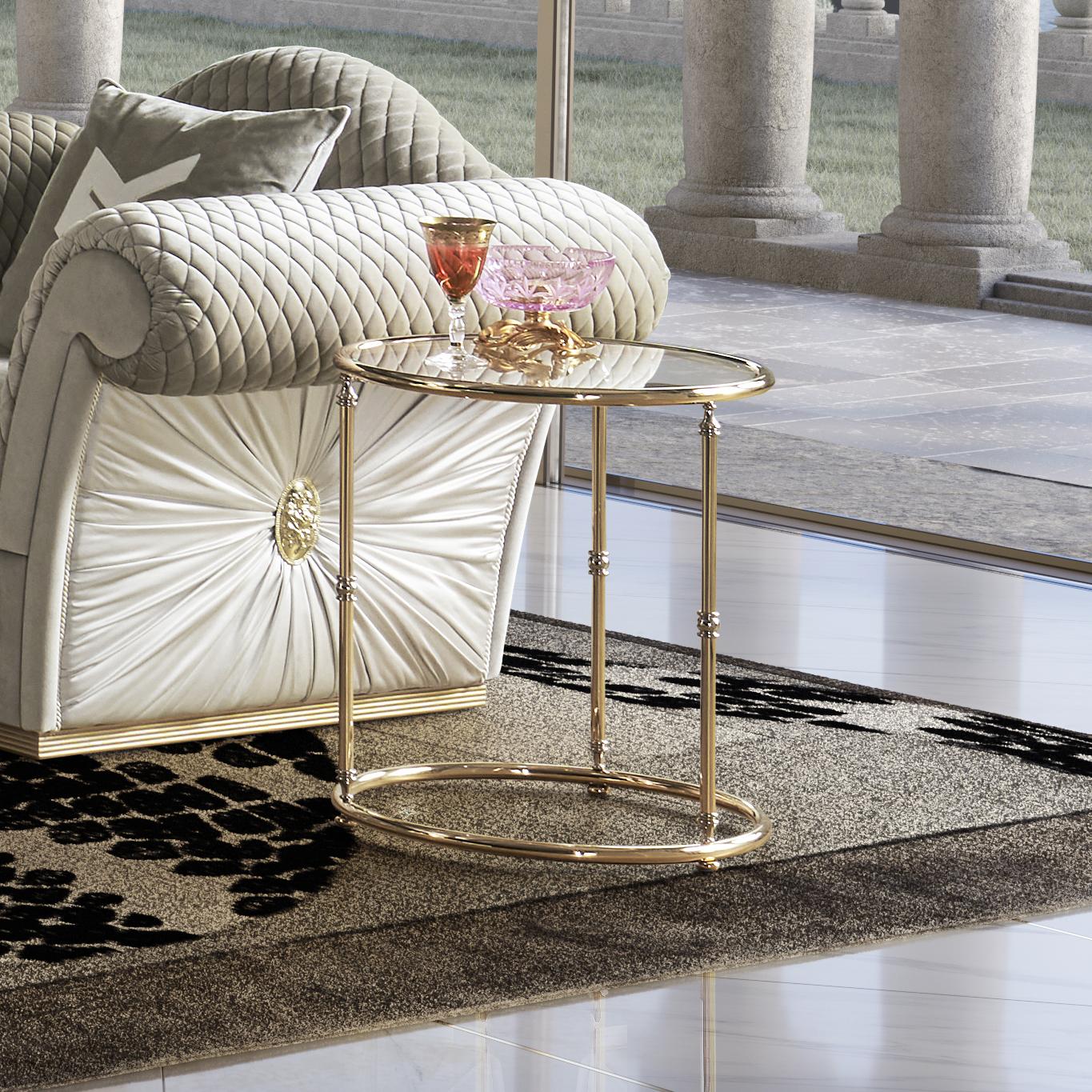 The EL075 side table represents the perfect fusion of style and sophistication:

Made with careful craftsmanship, the high-quality brass gives the coffee table high durability and unparalleled shine. Its gold bath gives it a warm and luxurious