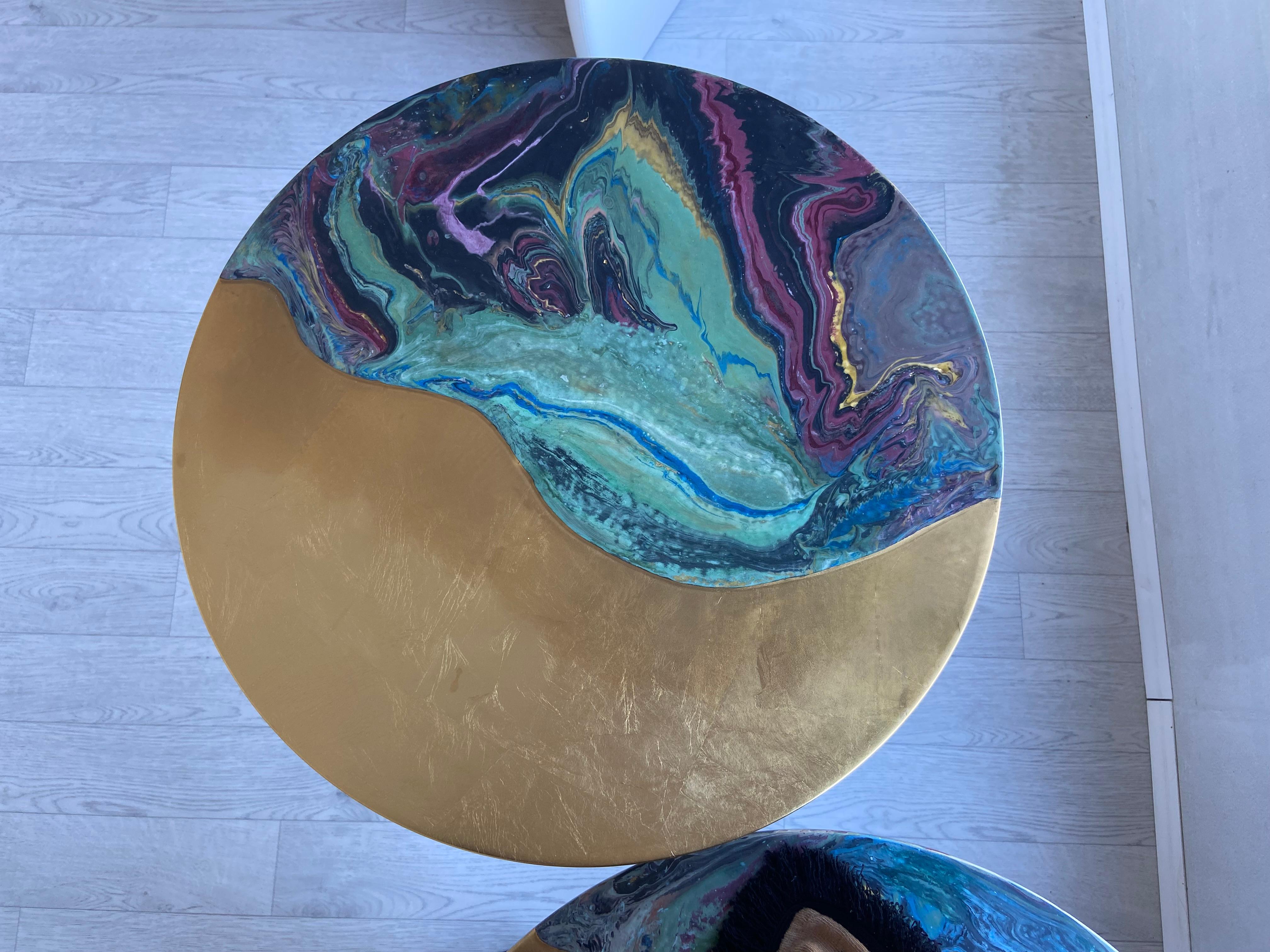 Moderno Tavolino Lato Divano Rotondo Finitura Foglia Oro e Bronzo Fatto a Mano in Italia in vendita