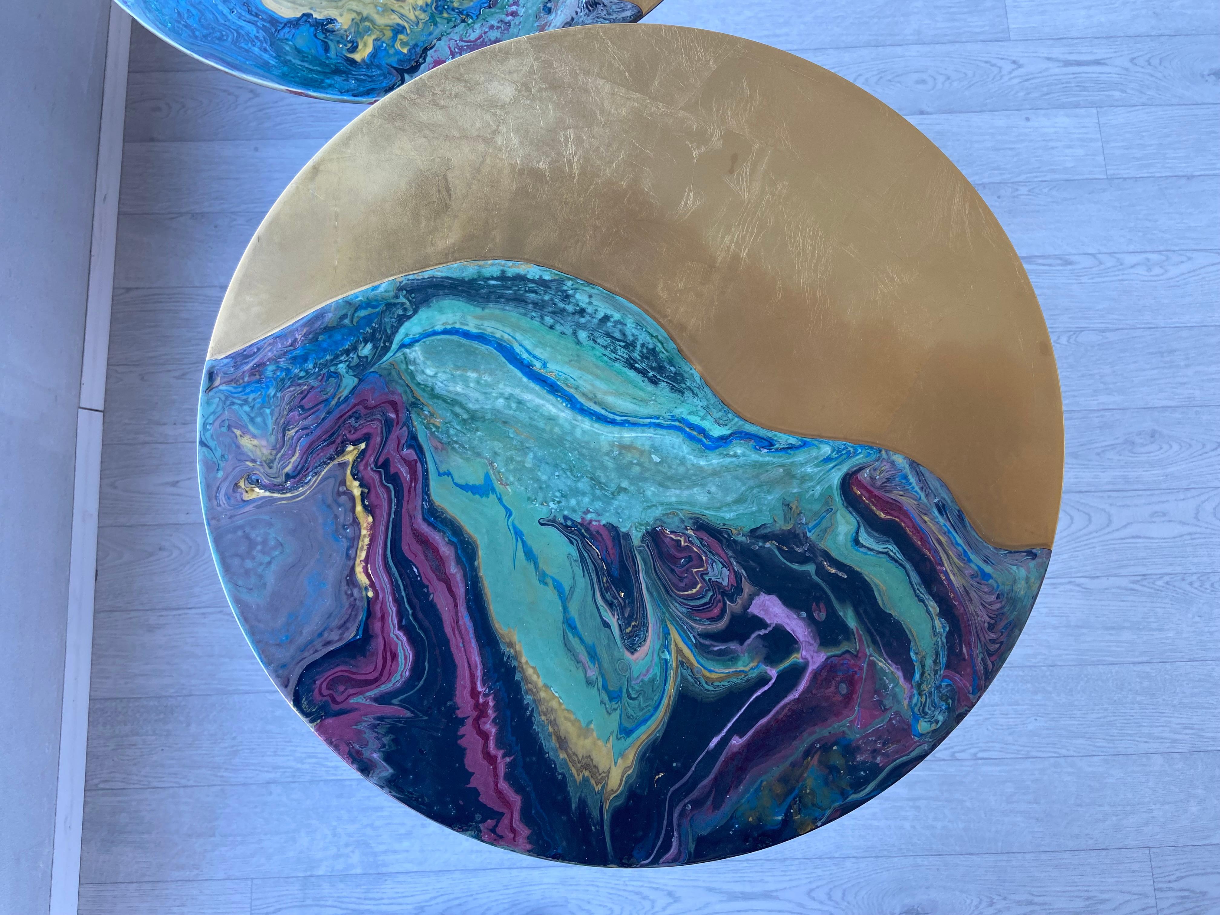 Fatto a mano Tavolino Lato Divano Rotondo Finitura Foglia Oro e Bronzo Fatto a Mano in Italia in vendita