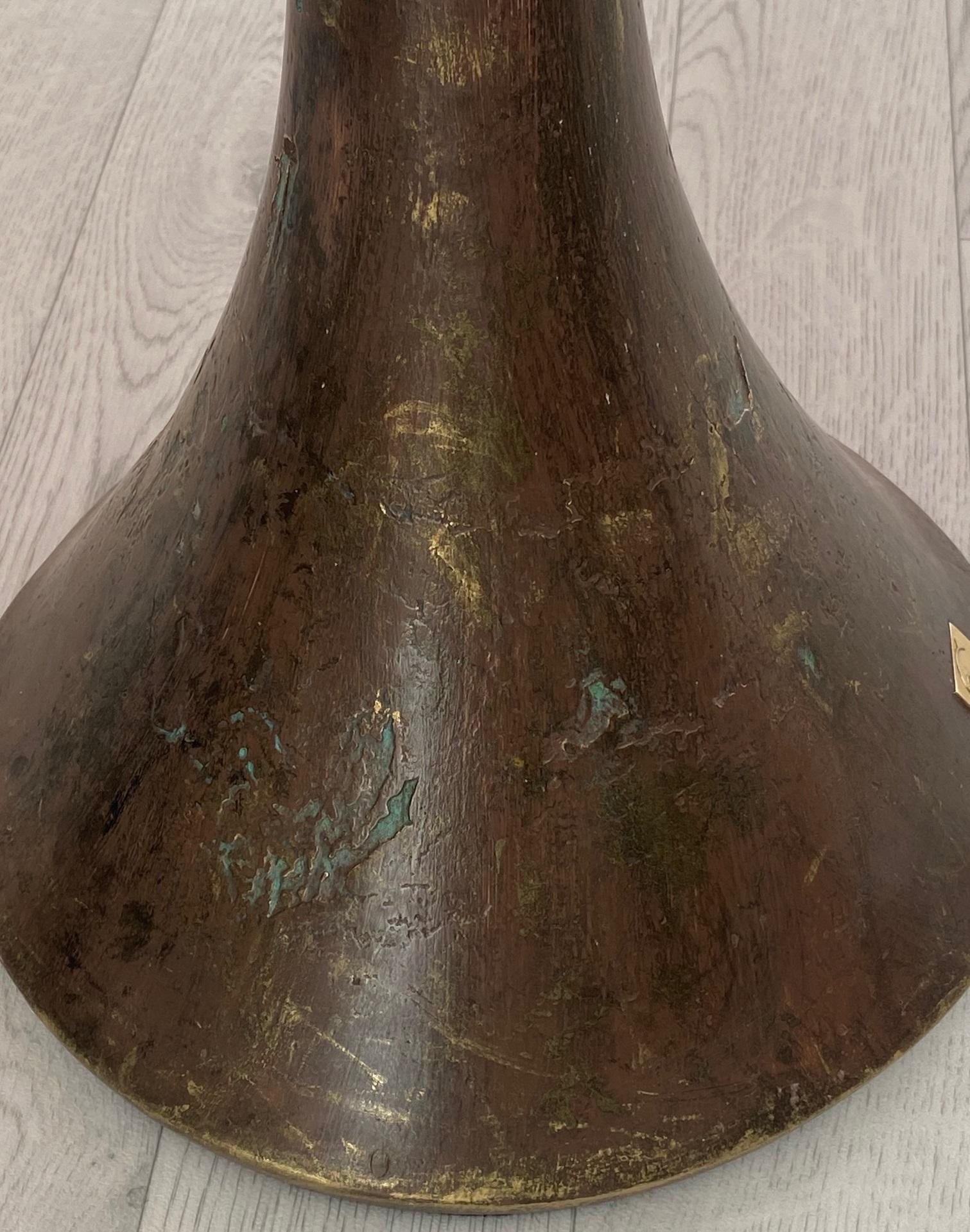 Periodo contemporaneo Tavolino Lato Divano Rotondo Finitura Foglia Oro e Bronzo Fatto a Mano in Italia in vendita