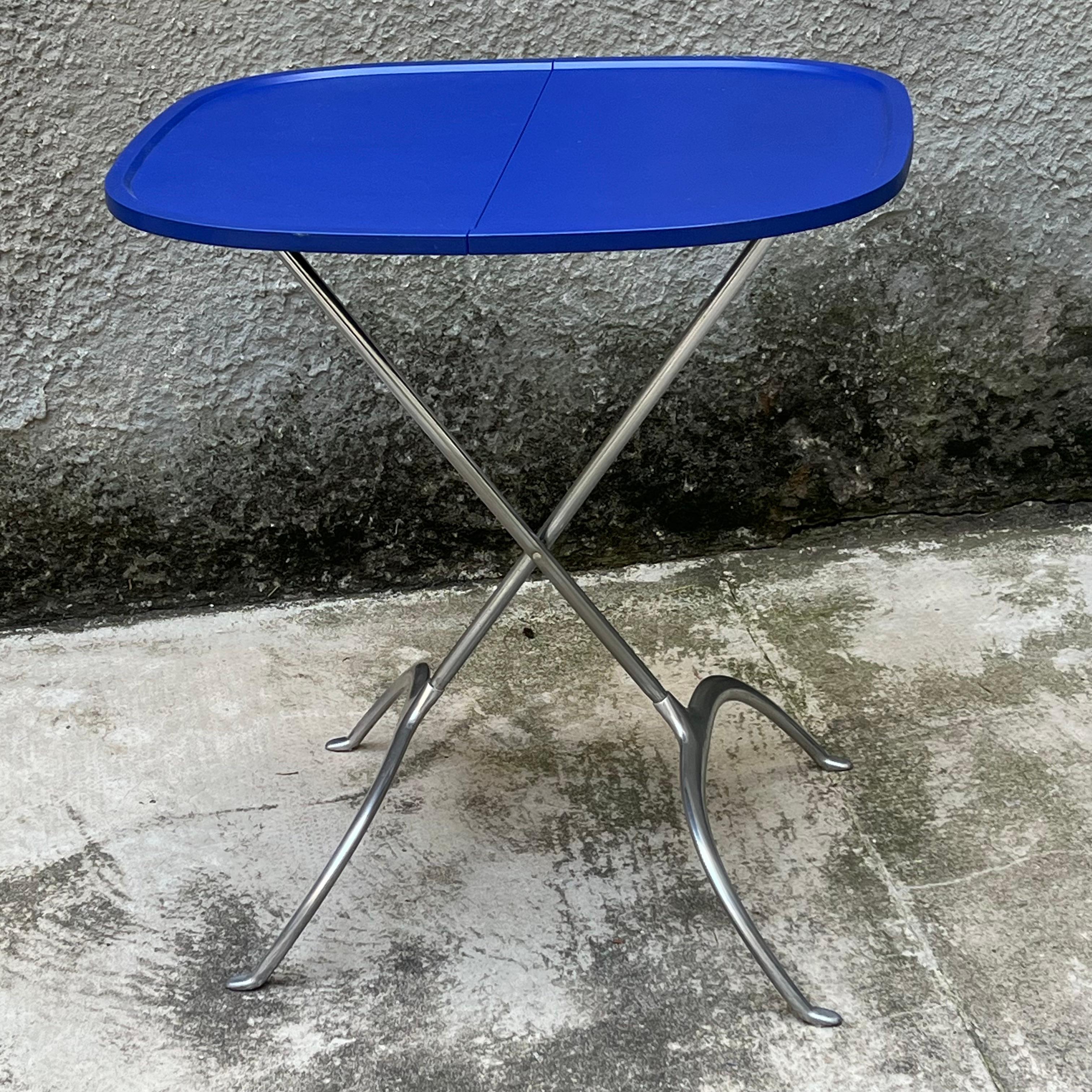 La table basse Leopoldo, conçue dans les années 1990 par Antonio Citterio et Glen Löw pour Kartell, est une combinaison parfaite de minimalisme et d'innovation technique. Caractérisée par un design essentiel et raffiné, cette pièce se distingue par