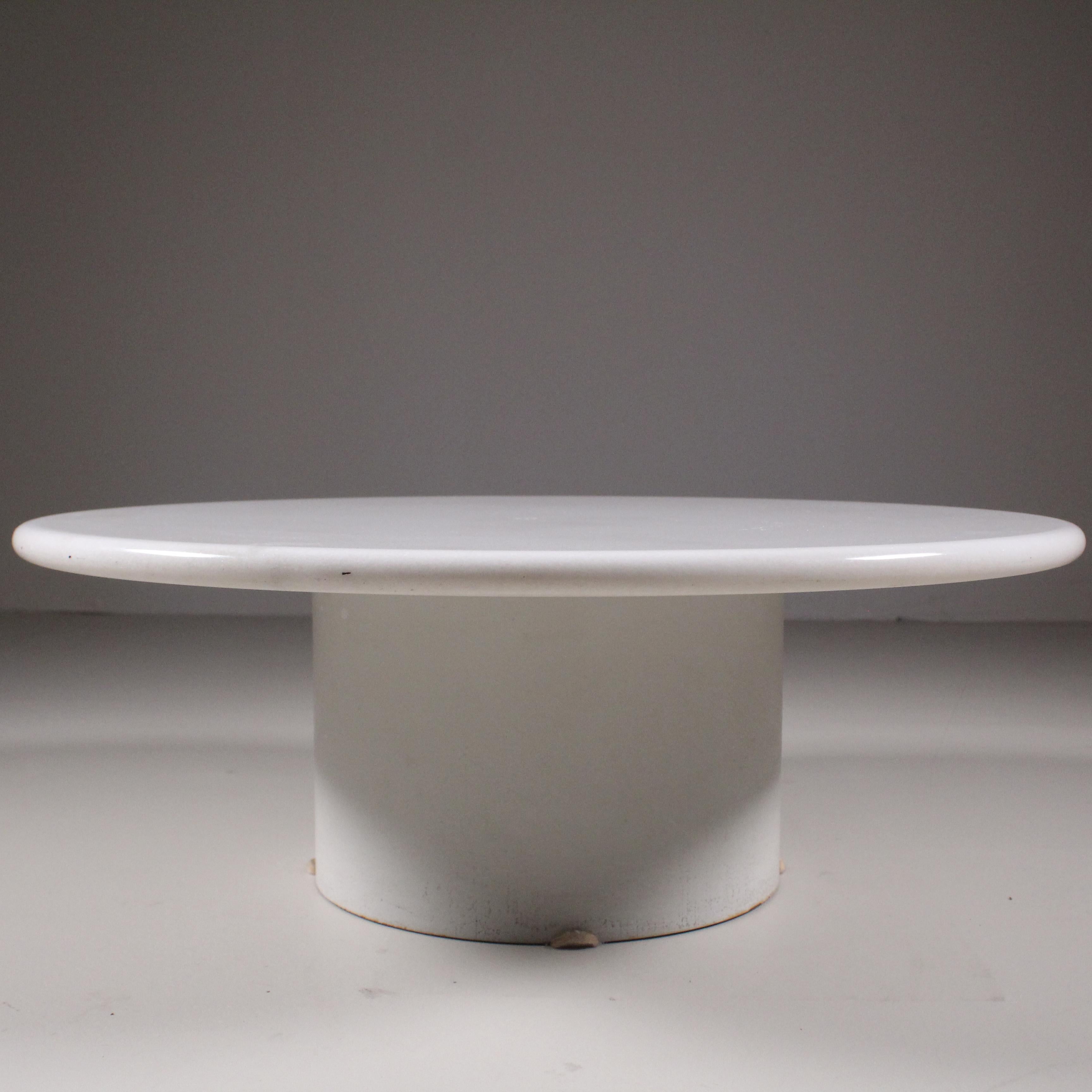 Der kleine Loto Couchtisch aus weißem Marmor, der 1980 von Ettore Sottsass für Poltronova entworfen wurde, ist eine luxuriöse und raffinierte Interpretation des Kultobjekts. Die Wahl von weißem Marmor verleiht dem Couchtisch eine zeitlose Eleganz,