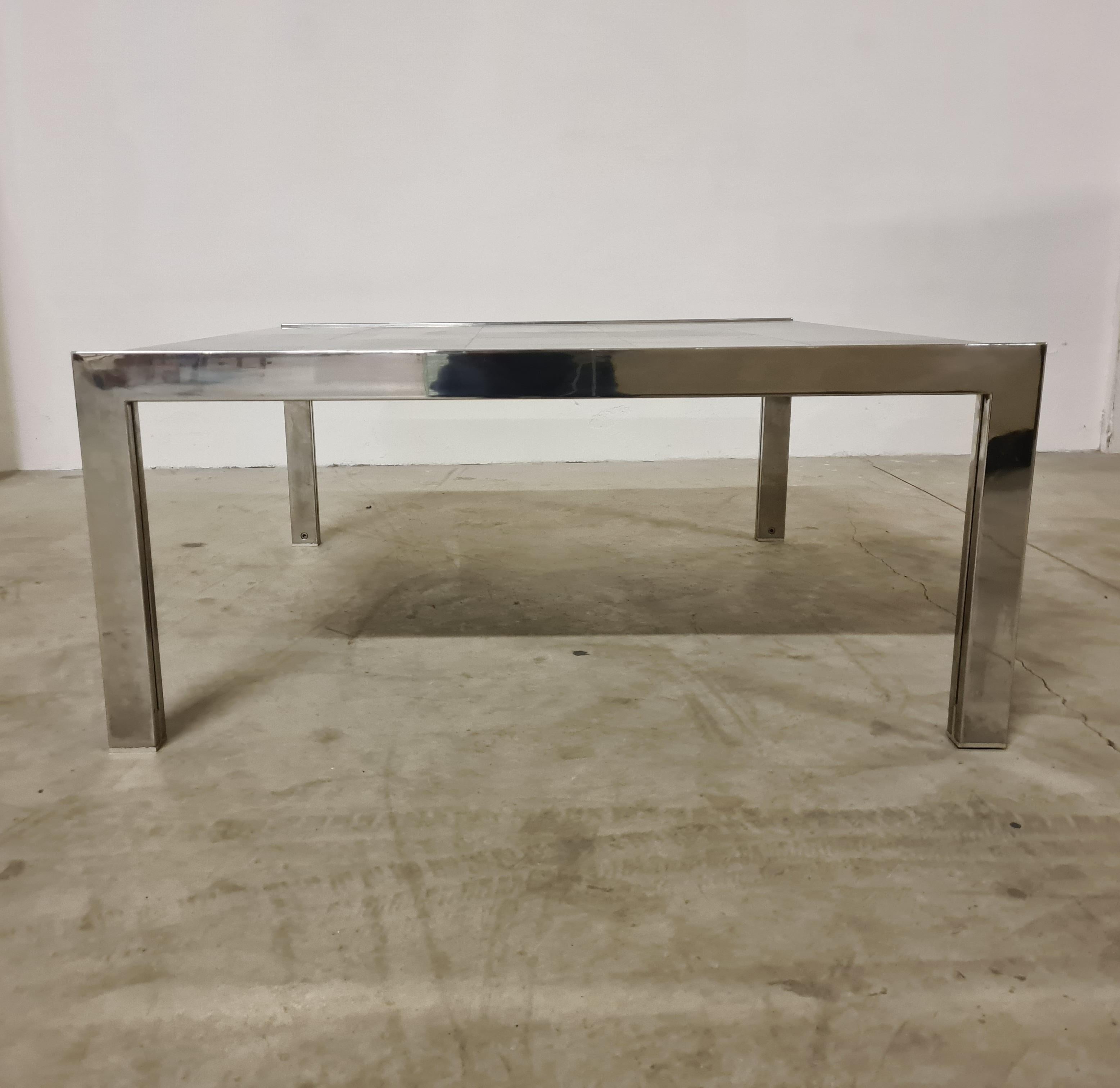 Tavolino modello Luar di Ross Littell per ICF De Padova.

Raffinato tavolino quadrato dallo stile minimalista.

Realizzato in acciaio cromato, acciaio spazzolato e struttura in legno.

Il tavolino è stato disegnato negli anni 70' dal designer