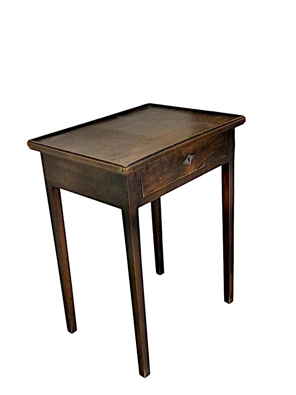 Tavolino Luigi XVI in noce, del primo 1800, italiano.

Tavolino Luigi XVI in noce massello, in prima patina
Il piano ha un bordino che lo contorna e che sporge di 1 cm. 
Misure: L. cm 61,5 – P. cm 46,5 – H. cm 78
Per eventuali chiarimenti o per