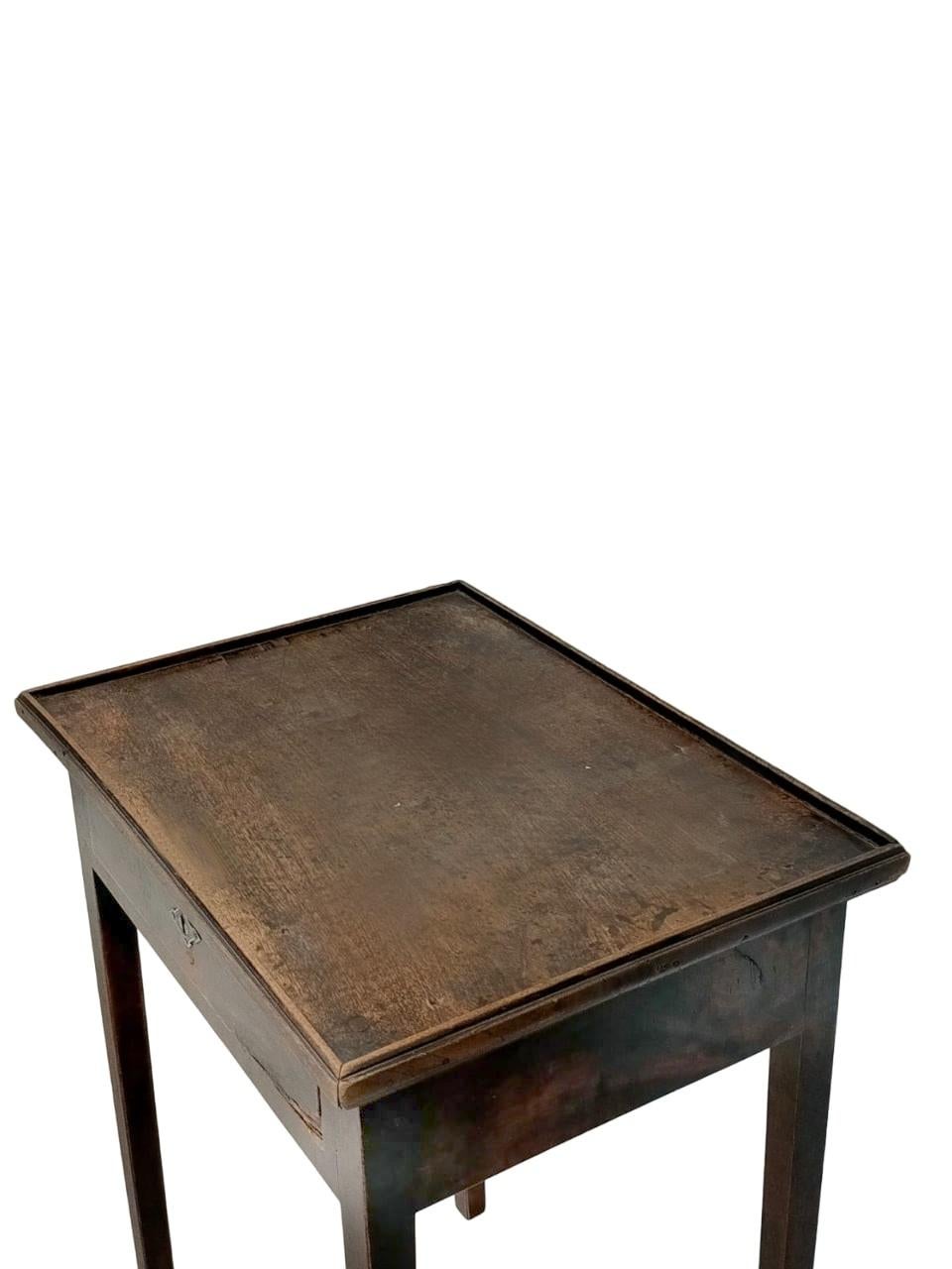 19th Century Tavolino Luigi XVI in noce del primo 1800 in vendita