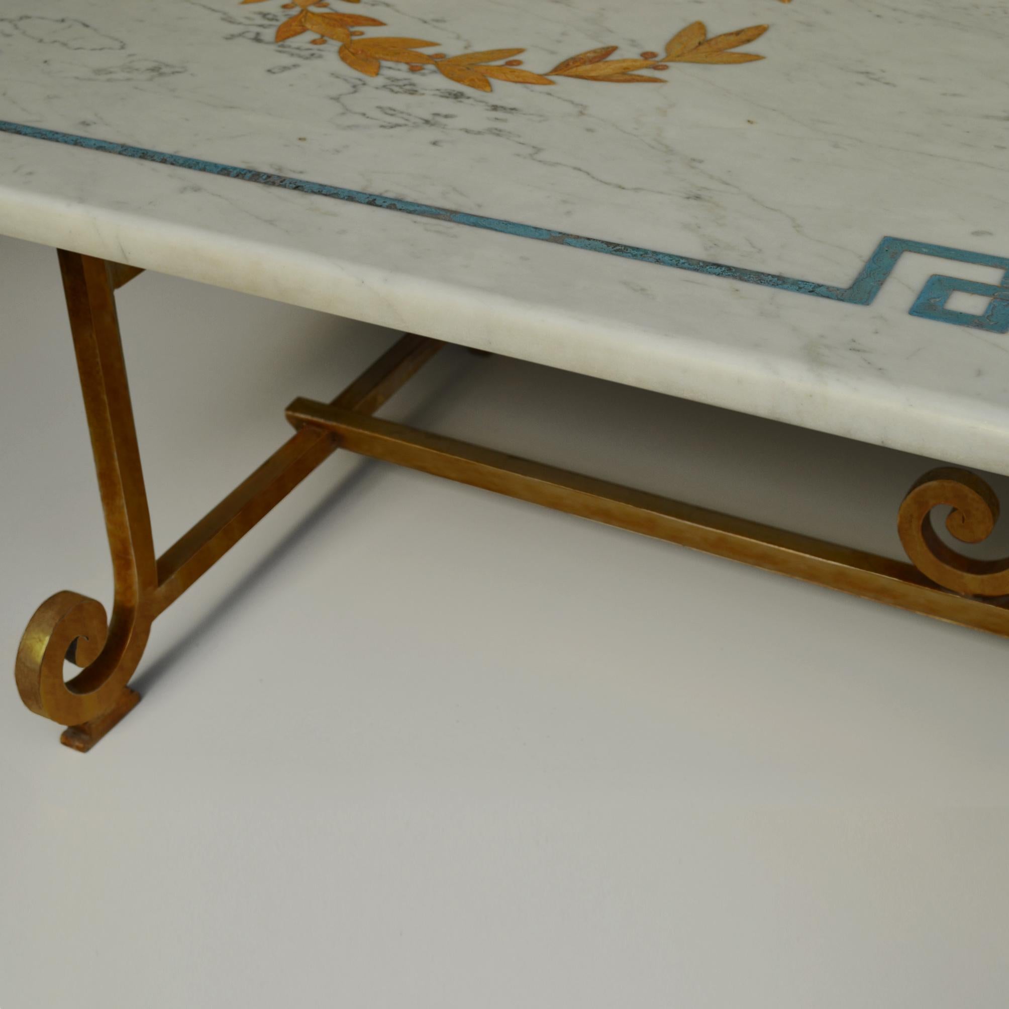 Empire Tavolino marmo bianco intarsiato et base en ferro battuto fatto a mano en Italie en vente