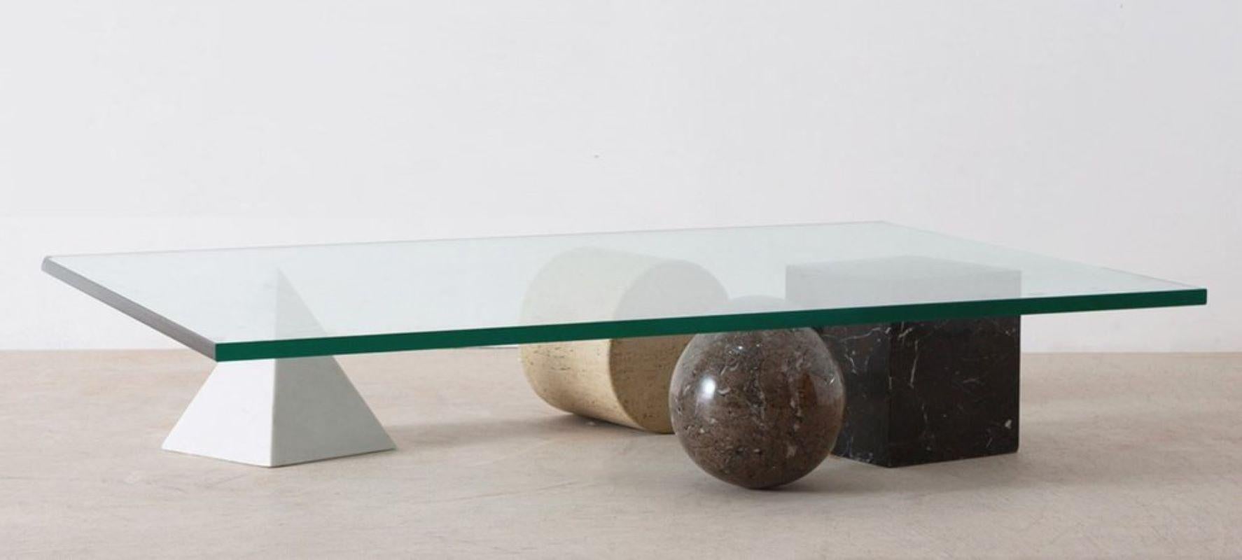Metafora #1 - Tavolino basso

Ideato negli USA da Lella e Massimo Vignelli e realizzato in Italia da Maurizio Casigliani, questo sistema di elementi (un piano in vetro e quattro supporti di geometria euclidea in marmo) da assemblare in tavolo basso,