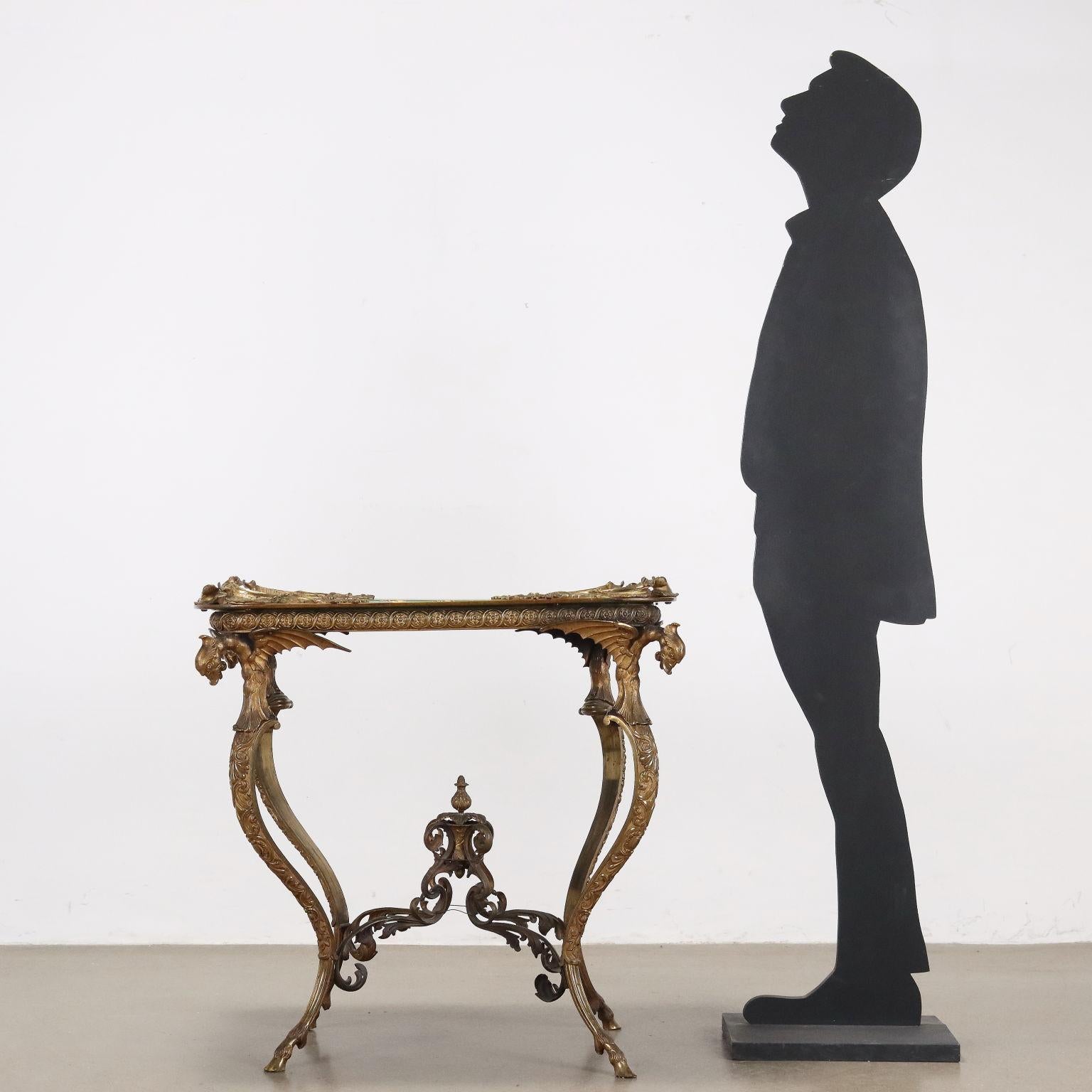 Tavolino a vassoio , Inghilterra seconda metà del '800. Realizzato in bronzo finemente cesellato e dorato con piano in papier maché. Quattro montanti a forma di drago alato con piede di capro, raccordati tra loro da crociera con pinnacolo reggono un