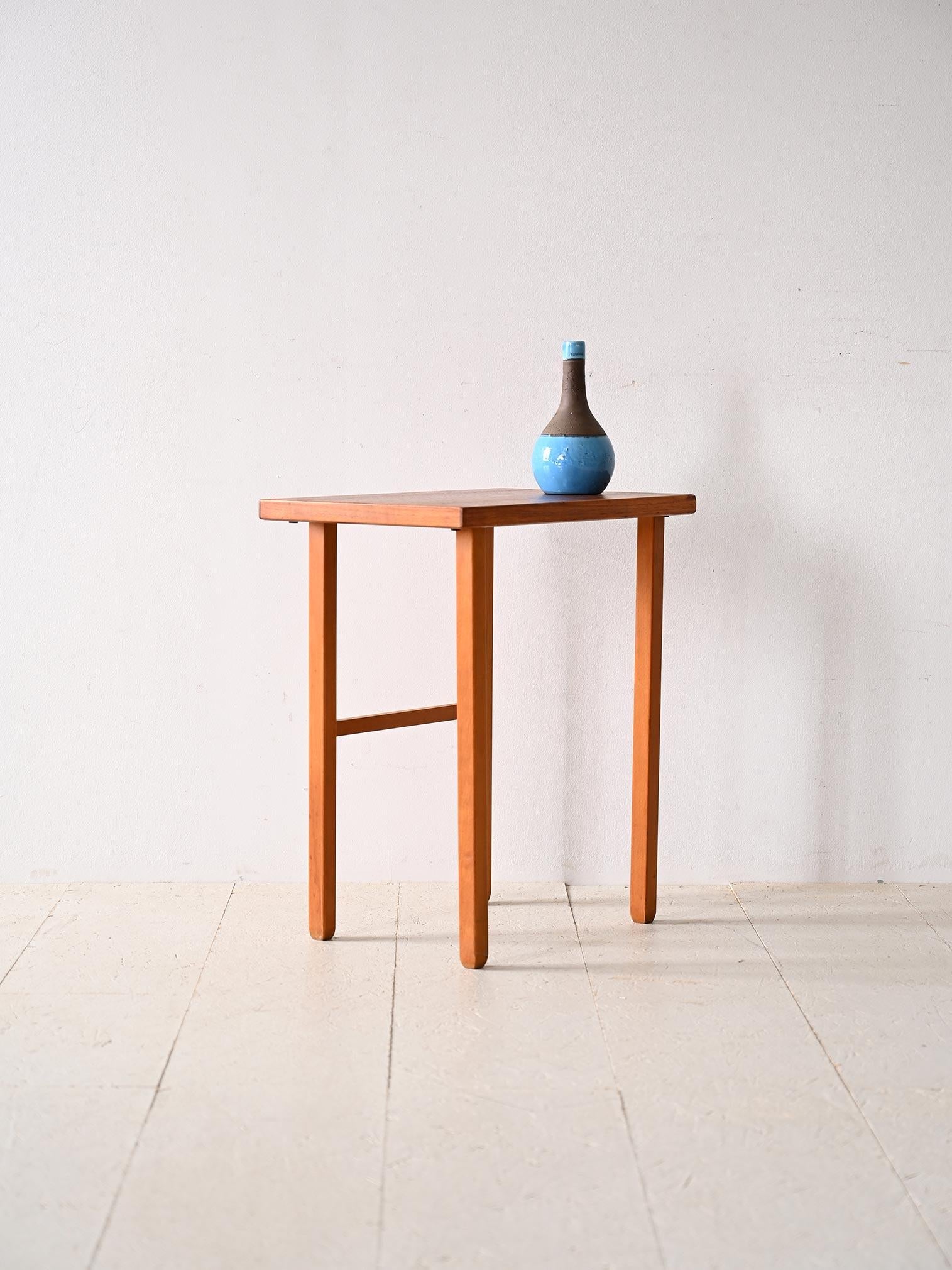 Skandinavischer Nachttisch mit rechteckiger Platte.

Ein Möbelstück, das trotz seiner geringen Größe die Essenz des nordischen Designs verkörpert. Seine minimalen, regelmäßigen Linien und sein Teakholzrahmen machen ihn zu einer perfekten Ergänzung