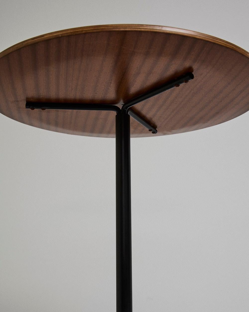 Raffinato tavolino, modello T44, con piano in legno, gambe in metallo laccato e piedini in ottone, disegnato da Osvaldo Borsani per Tecno. Anno 1958 ca. Ottime condizioni. 
