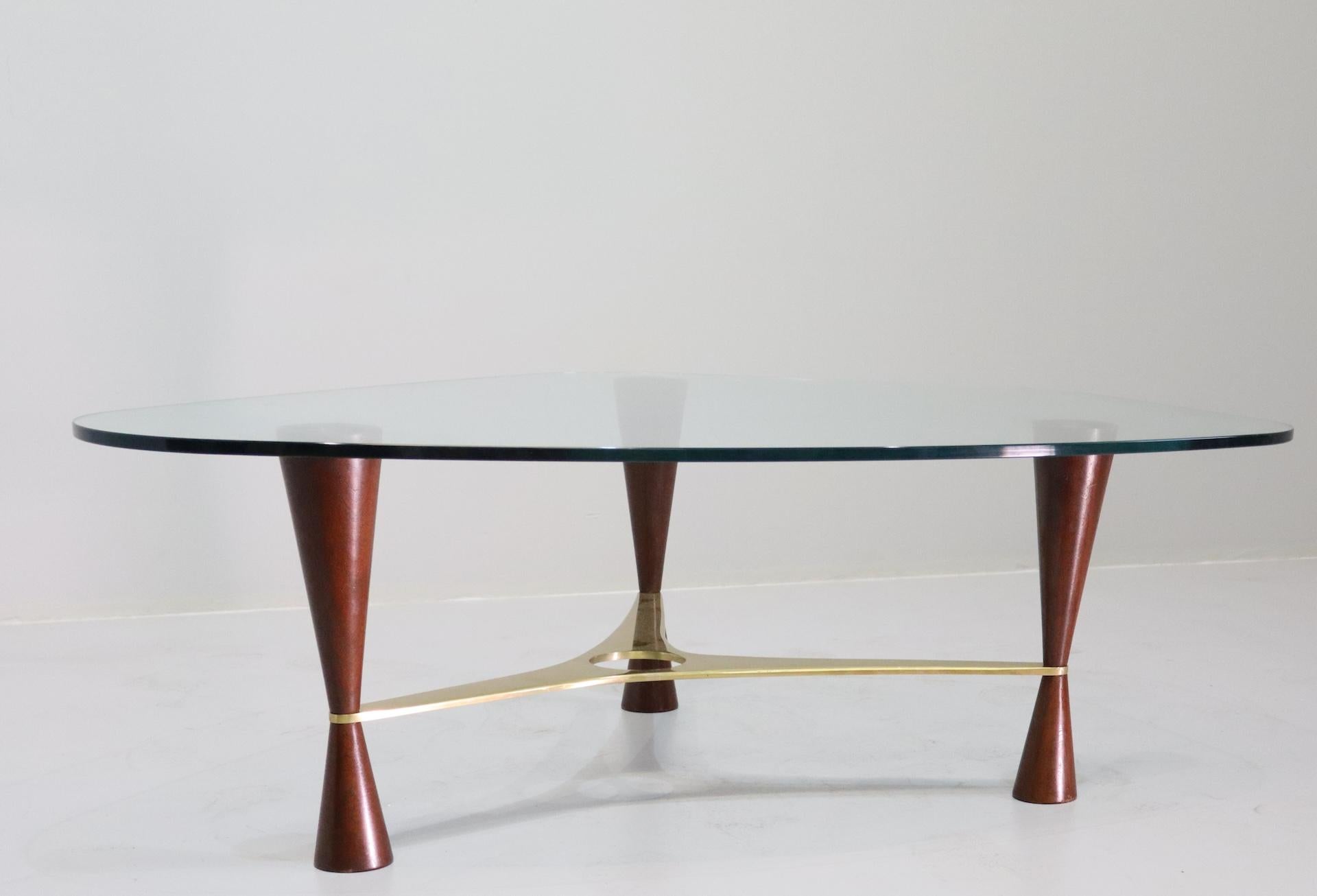 Rare table basse modèle 5309 par Edward Wormley pour Dunbar. Combinaison de bois et de laiton avec le plateau en verre d'origine.