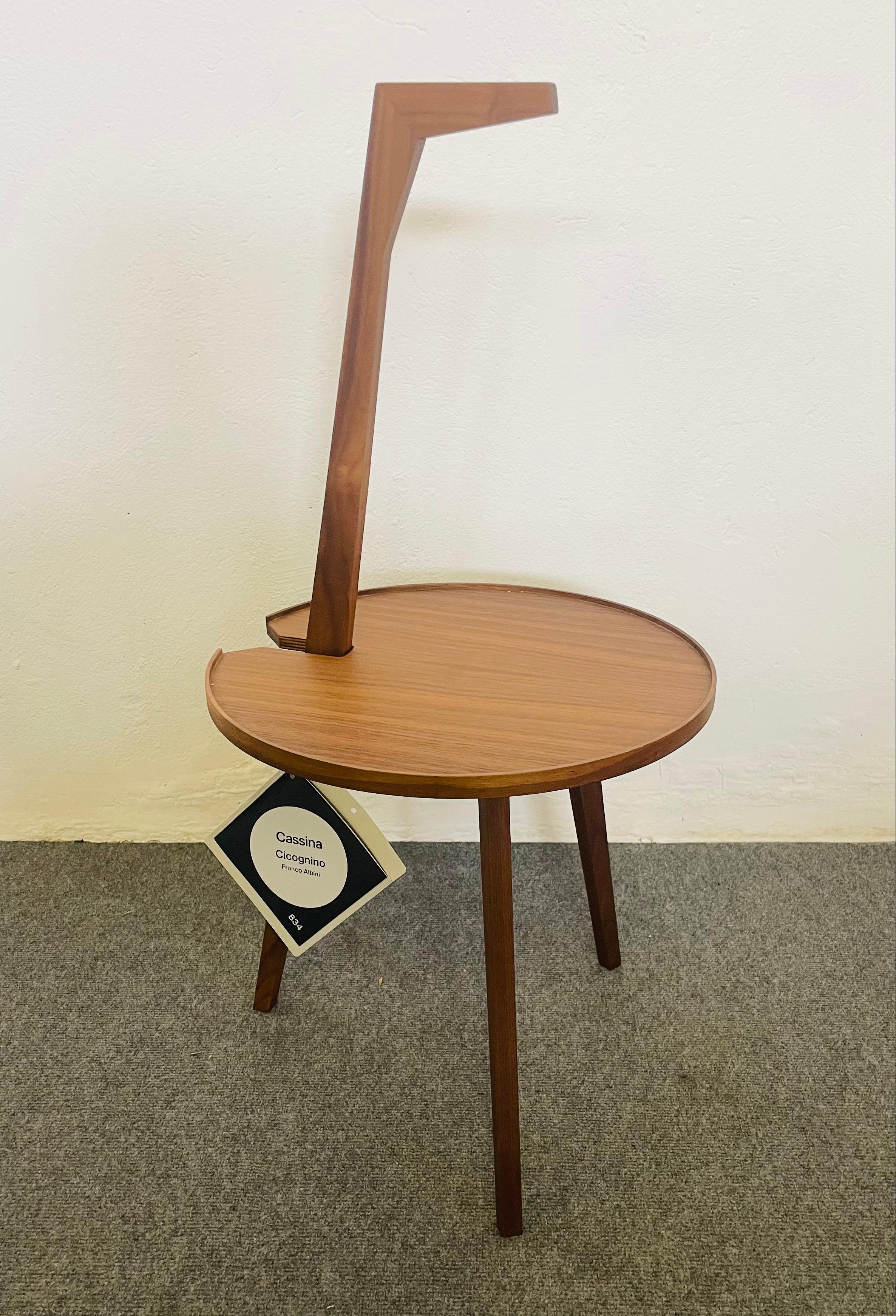 Ein Serviertisch aus Holz, Modell TN6 