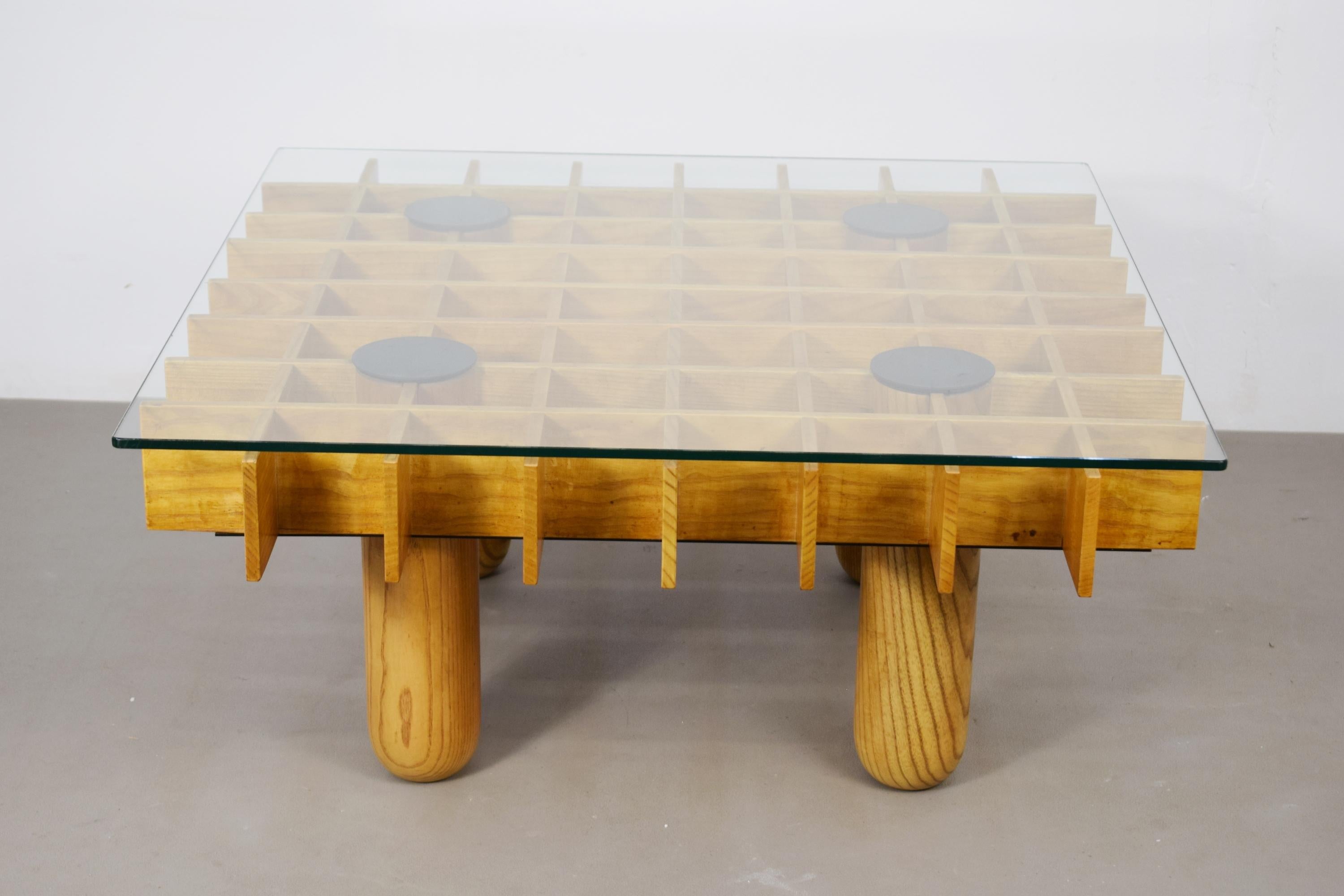 Kyoto model coffee table designed by Gianfranco Frattini, Italian production circa 1970s.
One of the Italian designer's most famous designs is precisely this coffee table made of chestnut wood and crystal top.
Architect Frattini was taught by Gio