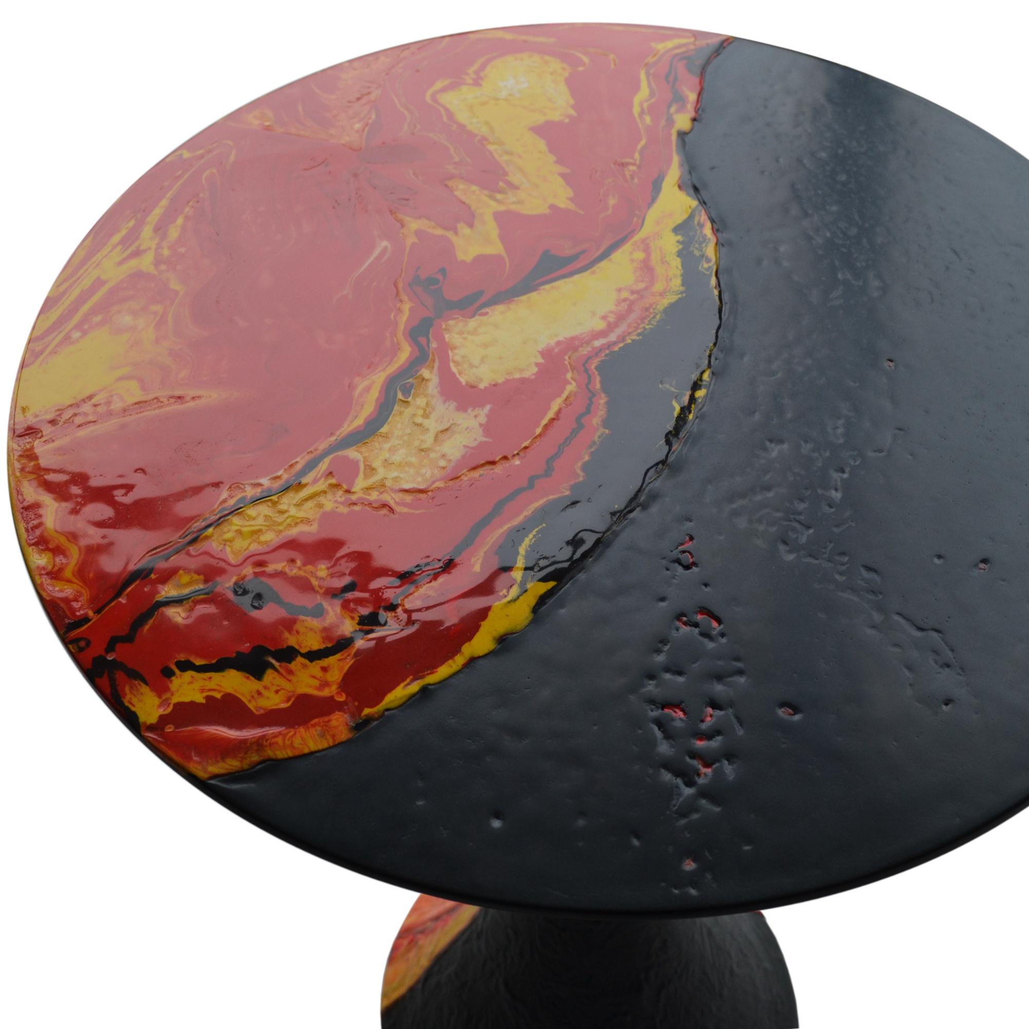 Italian Table d'appoint moderne ronde fabriquée à la main en Italie Décoration en lave rouge en vente