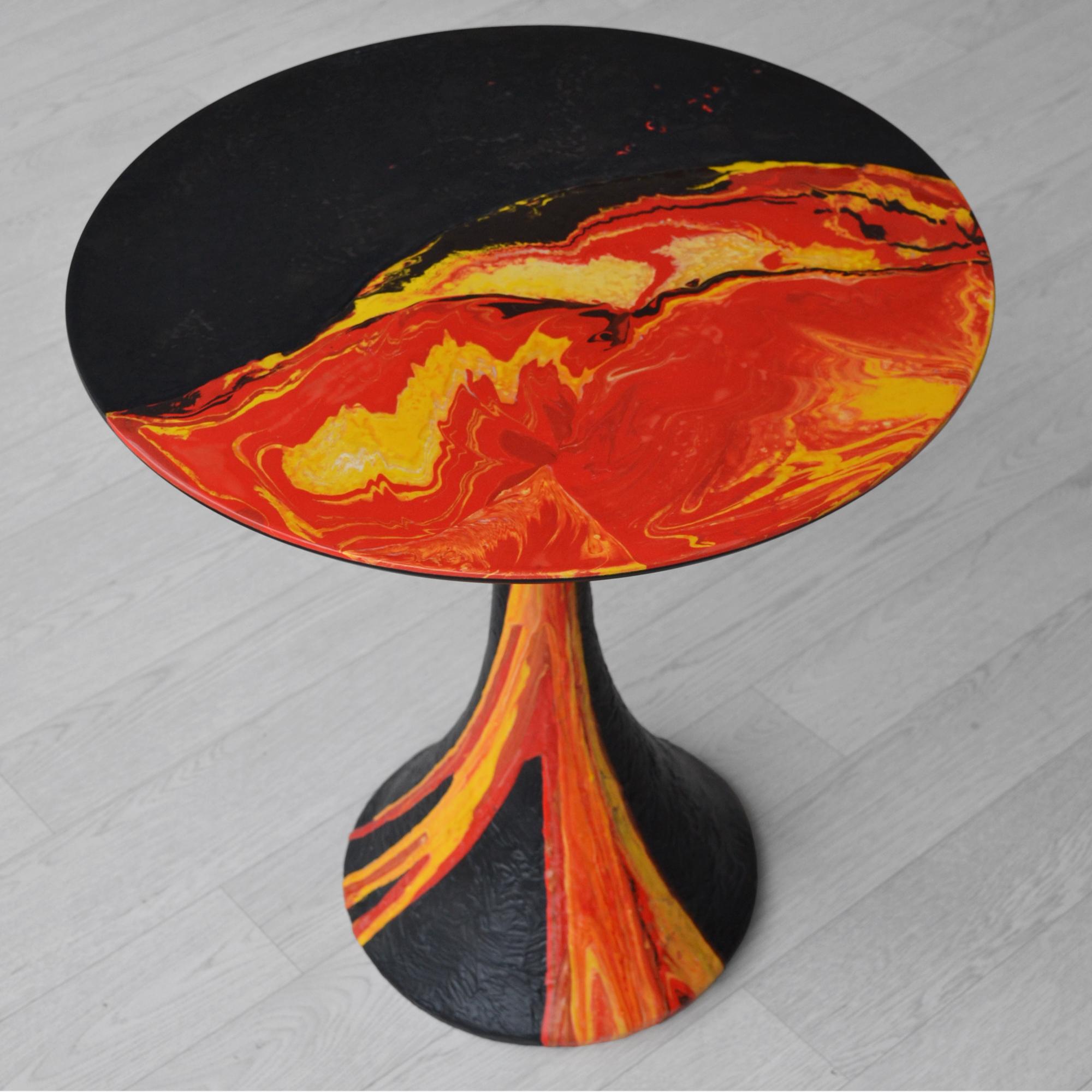Résine Table d'appoint moderne ronde fabriquée à la main en Italie Décoration en lave rouge en vente